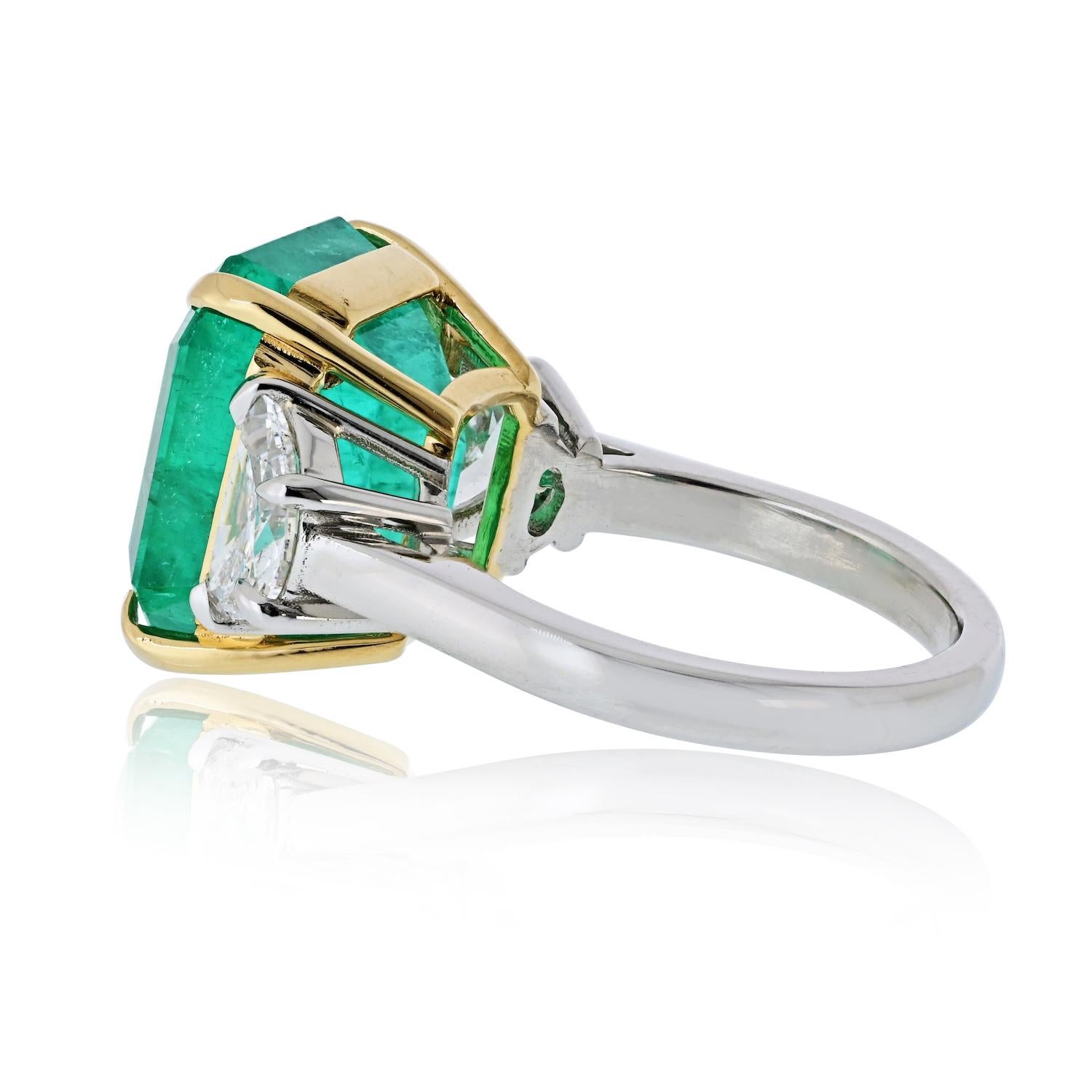 10,42ct Grüner Smaragd und Halbmond Diamant Drei Stein Ring (Smaragdschliff) im Angebot