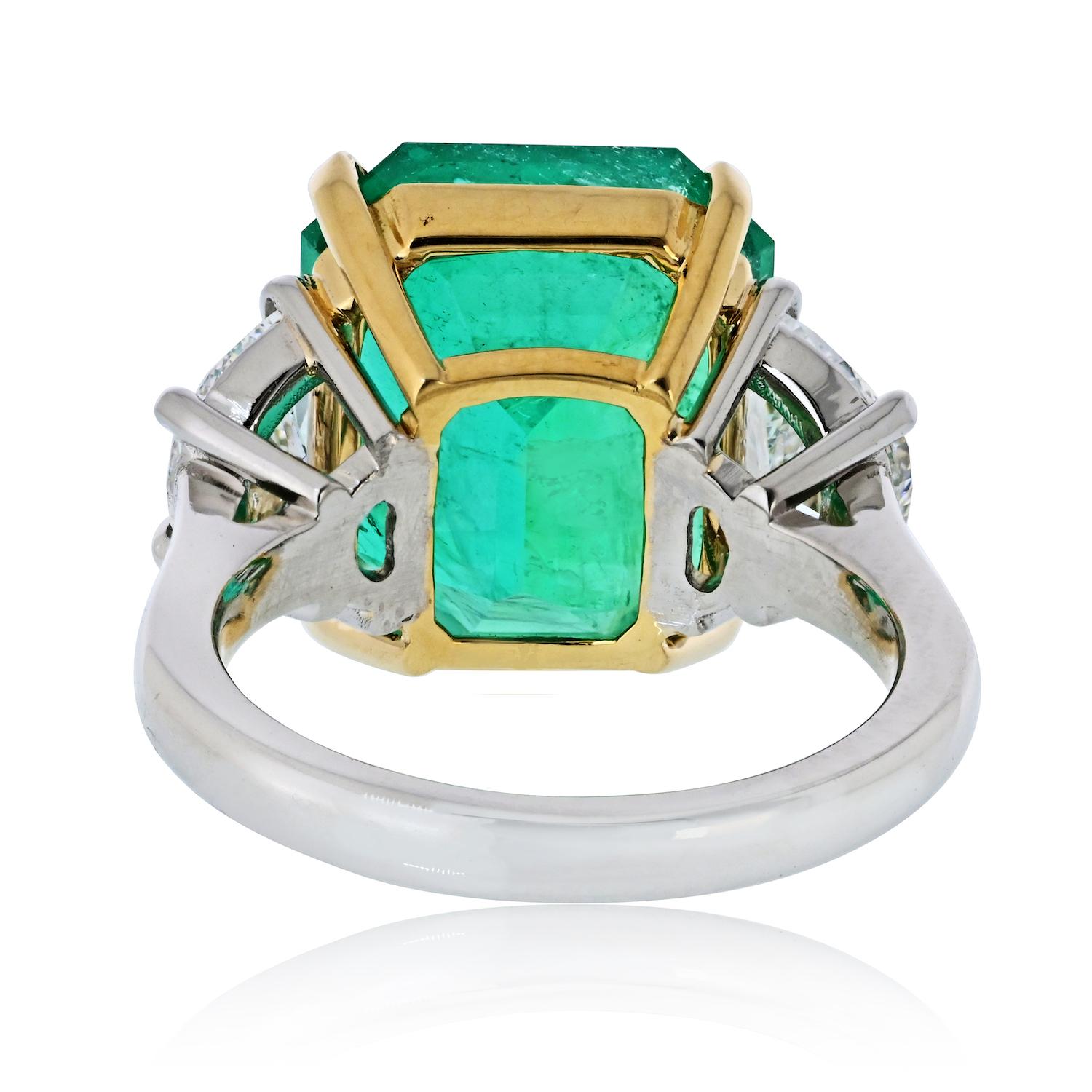 10,42ct Grüner Smaragd und Halbmond Diamant Drei Stein Ring im Zustand „Hervorragend“ im Angebot in New York, NY