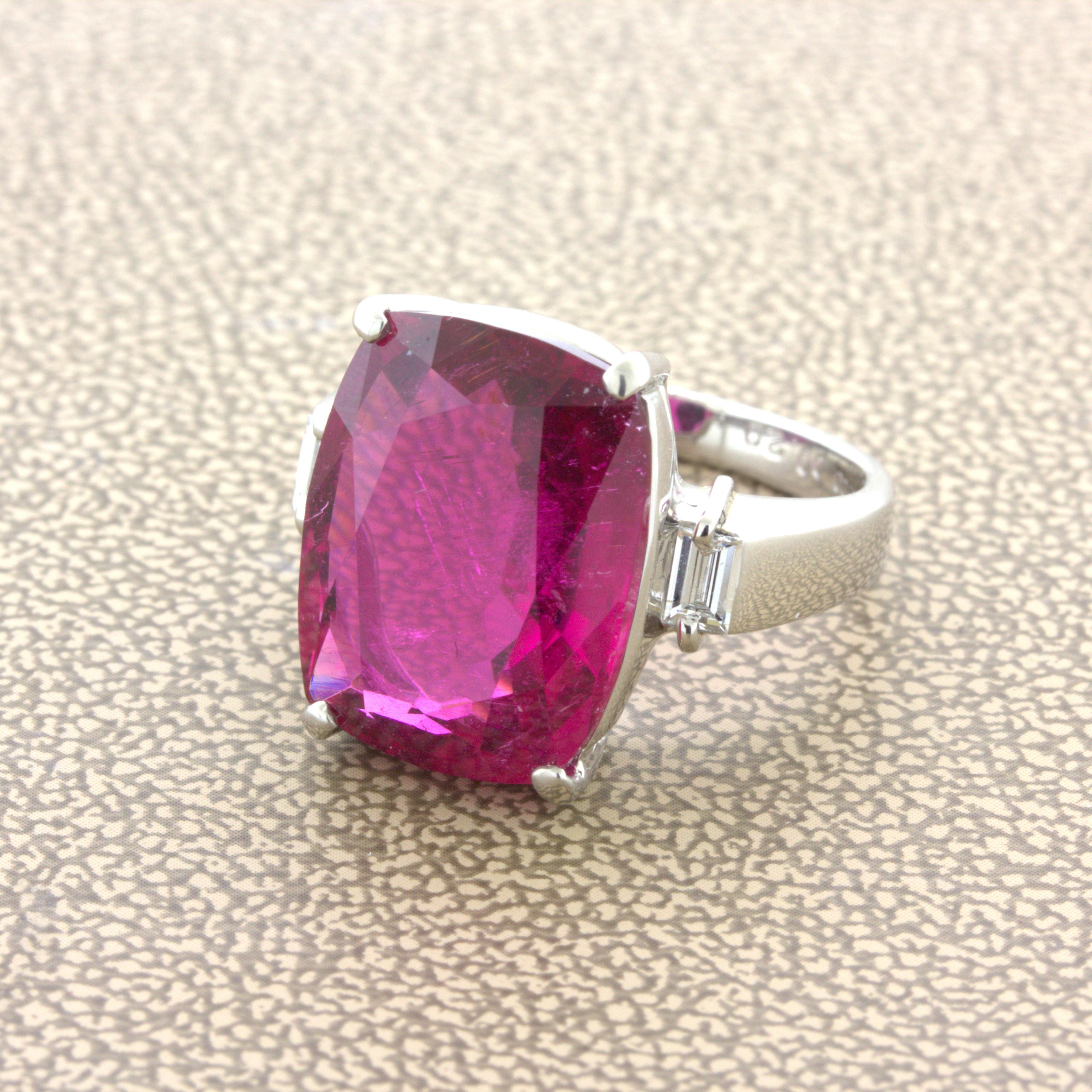 10,44 Karat Rubellit Turmalin Diamant Platin 3-Stein-Ring im Zustand „Neu“ im Angebot in Beverly Hills, CA