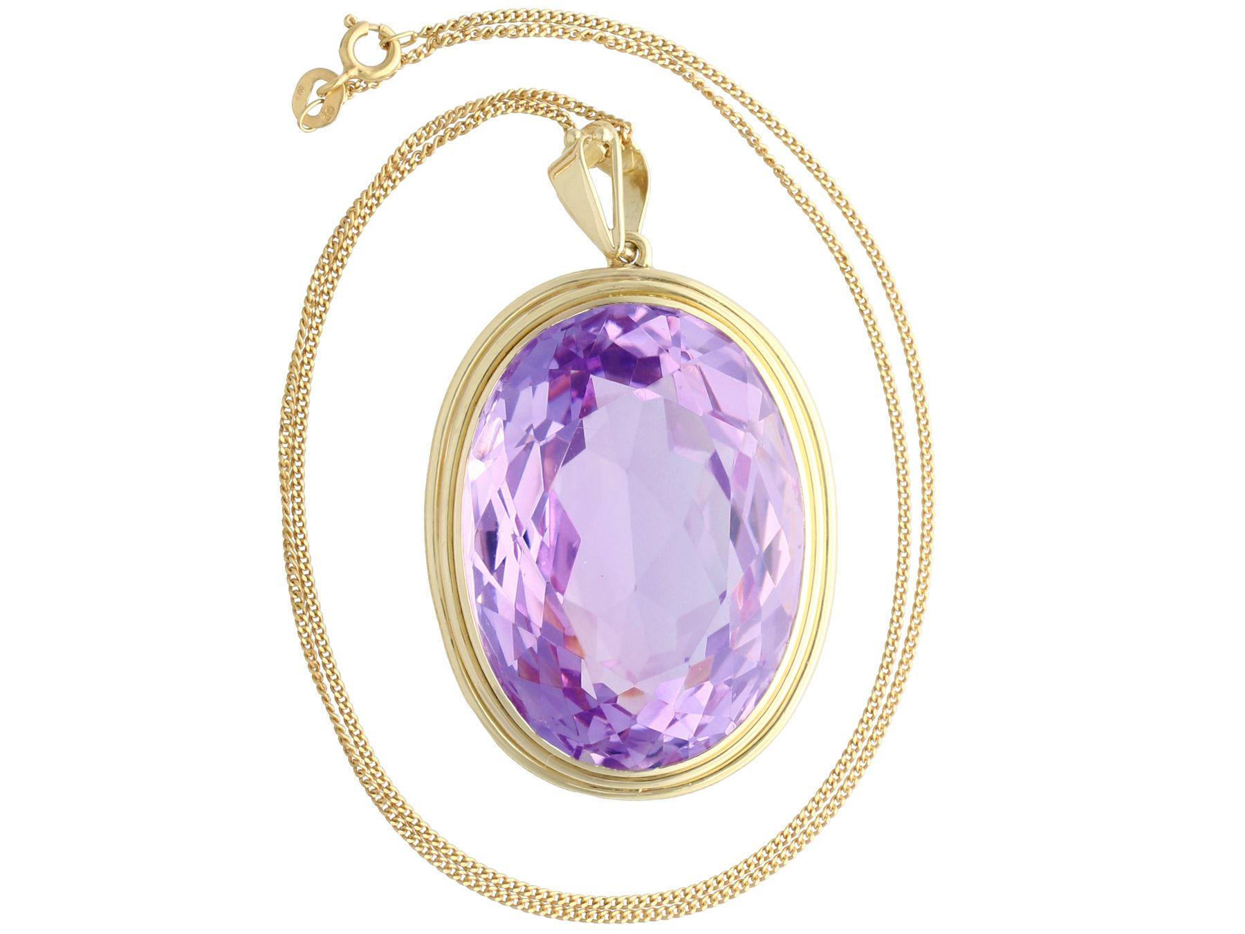A stunning, fine and impressive, large vintage 104.48 carat amethyst and 14 carat yellow gold pendant; part of our diverse gemstone jewellery and estate jewelry collections.

This fine and impressive vintage amethyst pendant has been crafted in 14