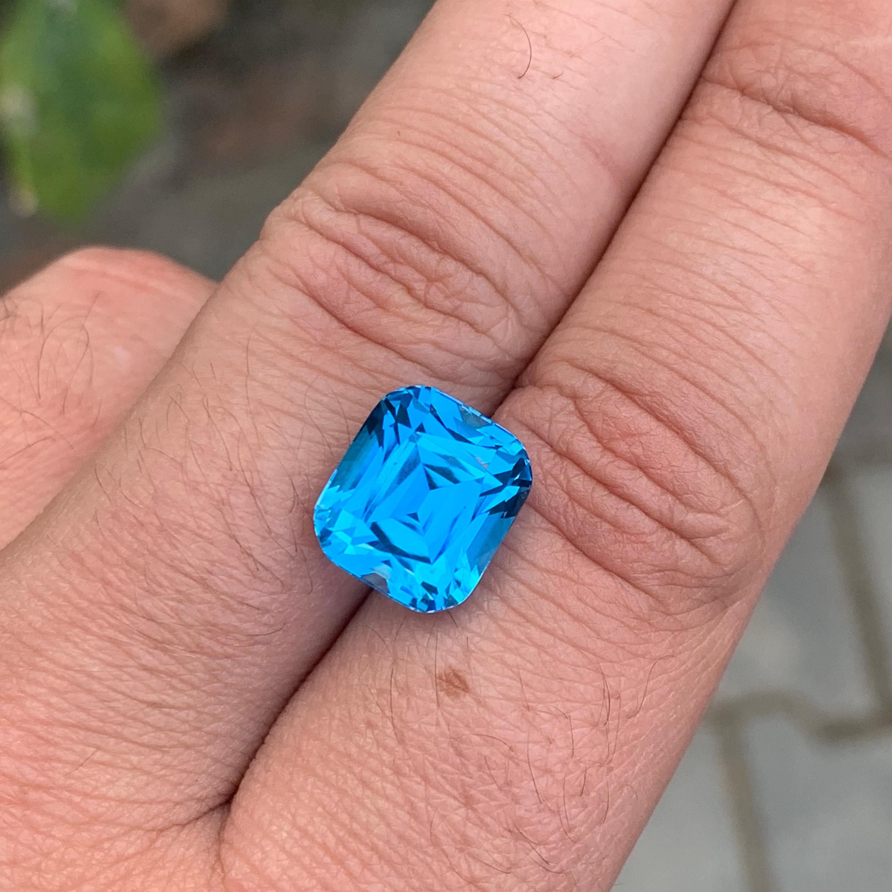 Arts and Crafts 10,45 carati di elegante Topazio blu svizzero sfuso a forma di cuscino in vendita
