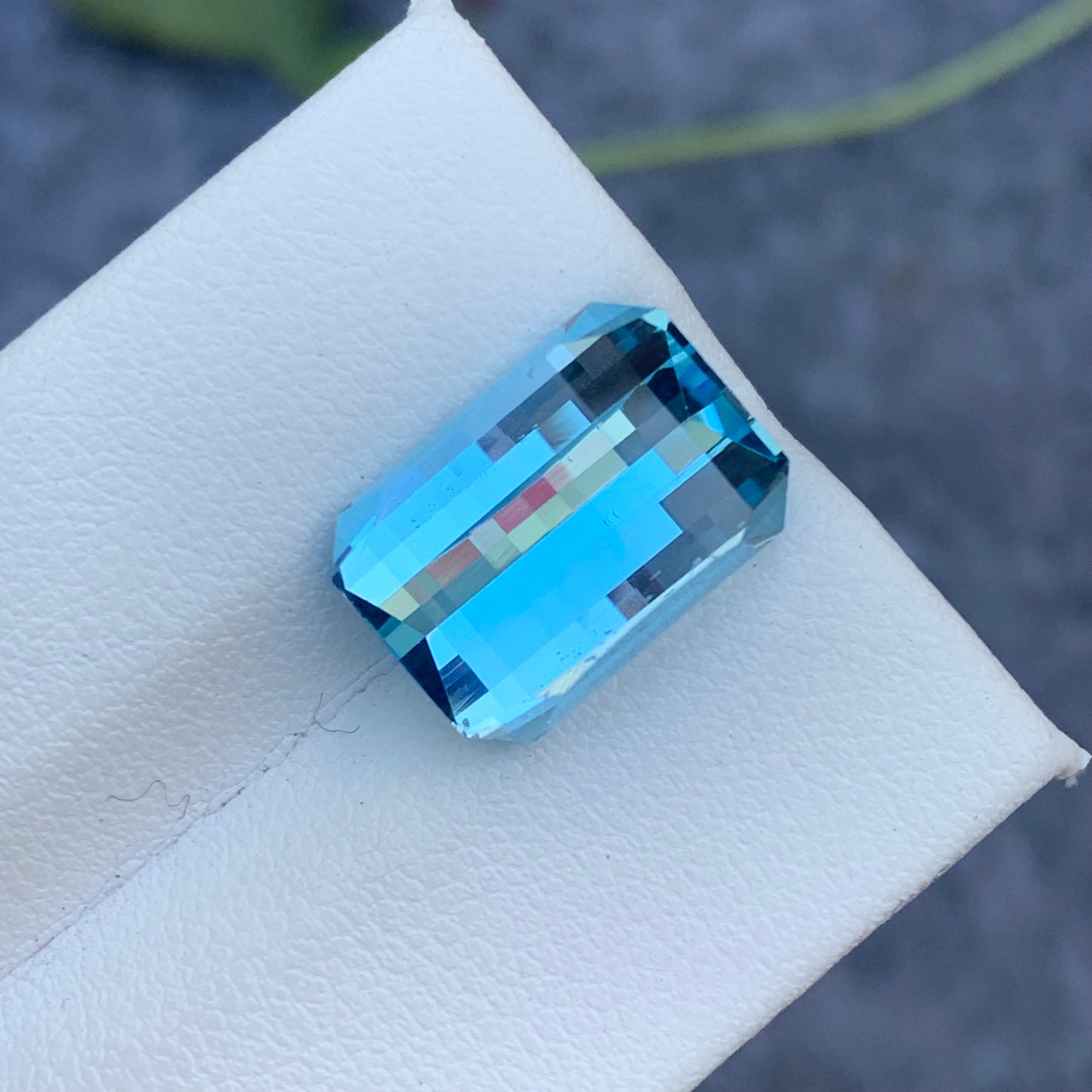 Arts and Crafts Superbe topaze bleu ciel non sertie de 10,45 carats, taille pixel, du Brésil en vente