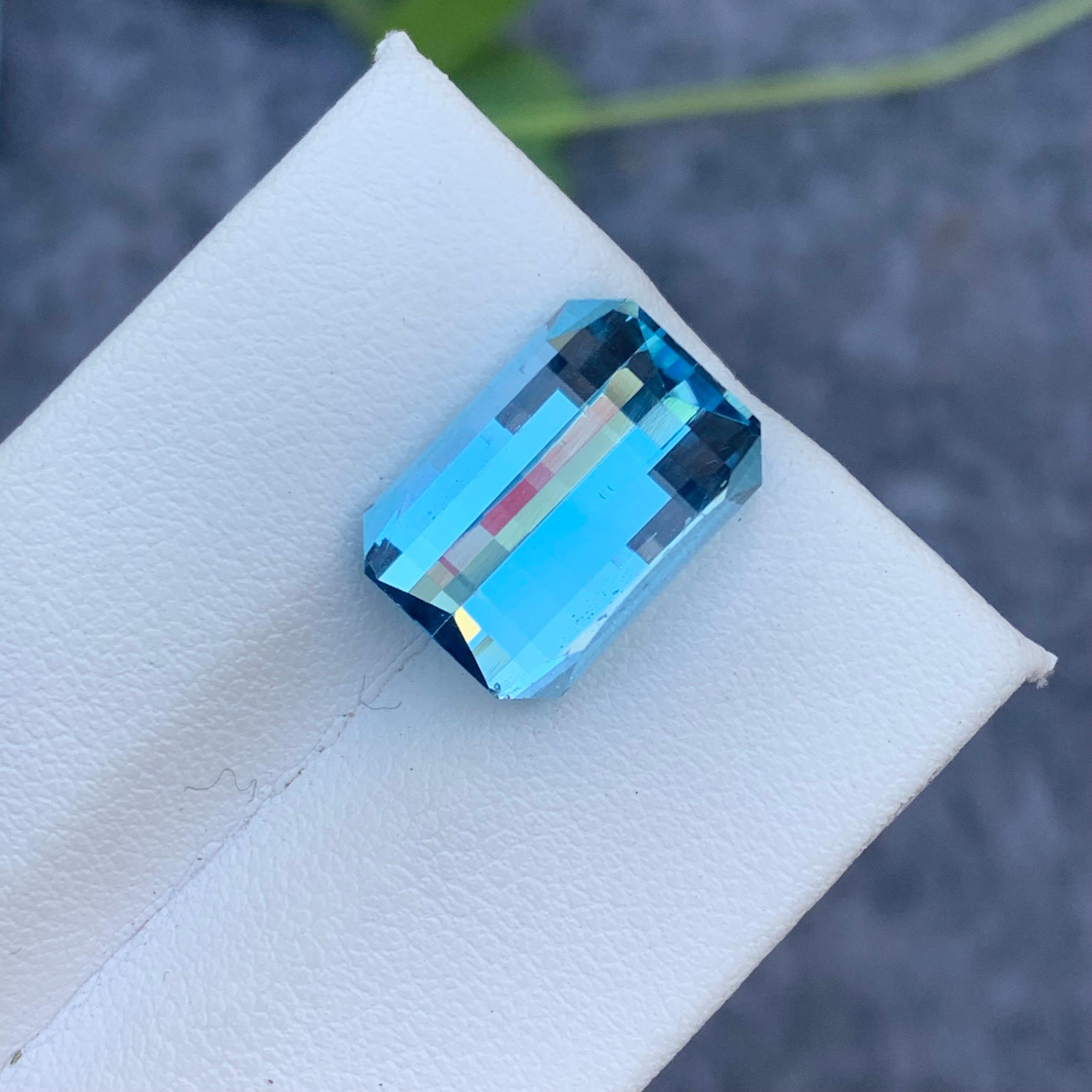 Taille octogone Superbe topaze bleu ciel non sertie de 10,45 carats, taille pixel, du Brésil en vente