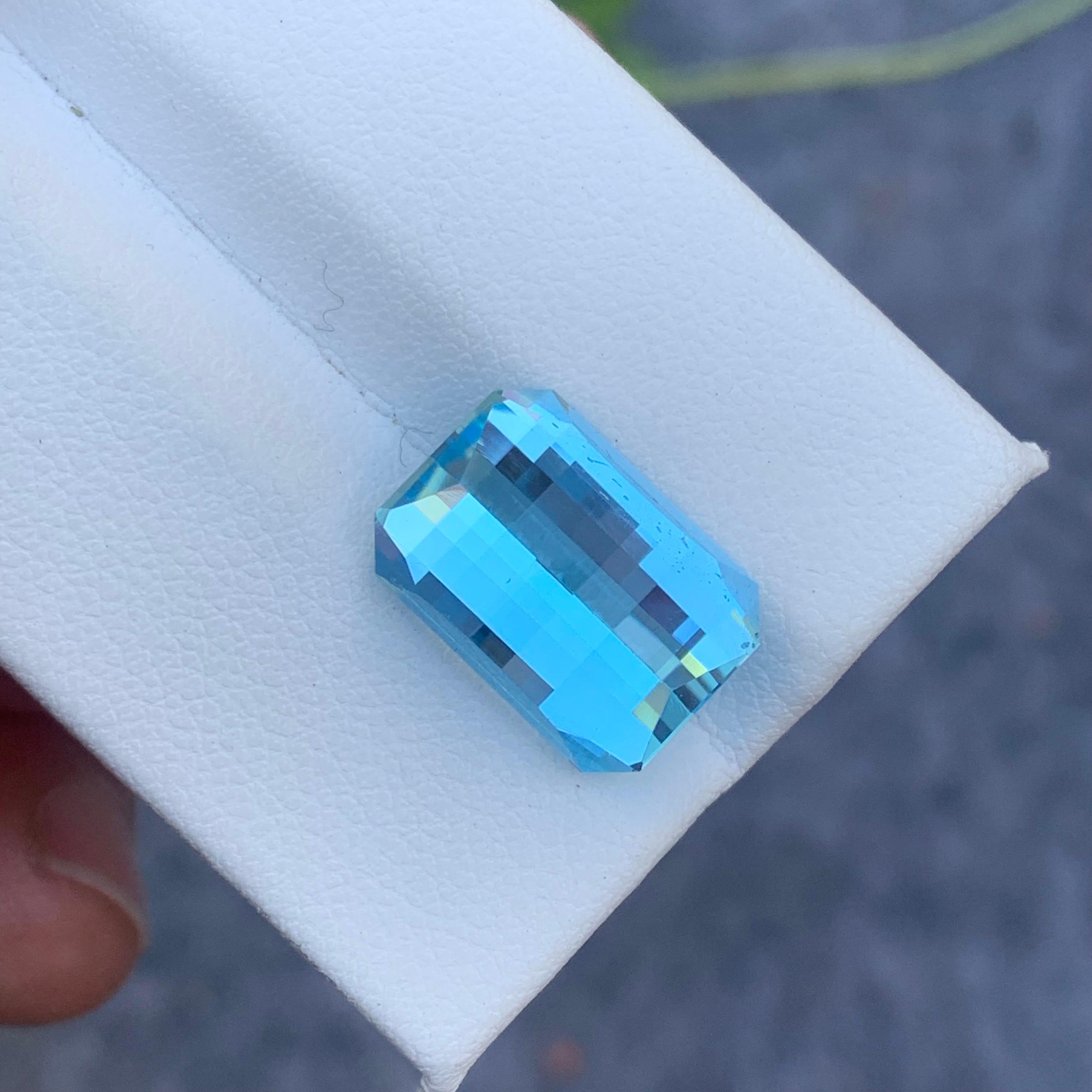 Superbe topaze bleu ciel non sertie de 10,45 carats, taille pixel, du Brésil en vente 2