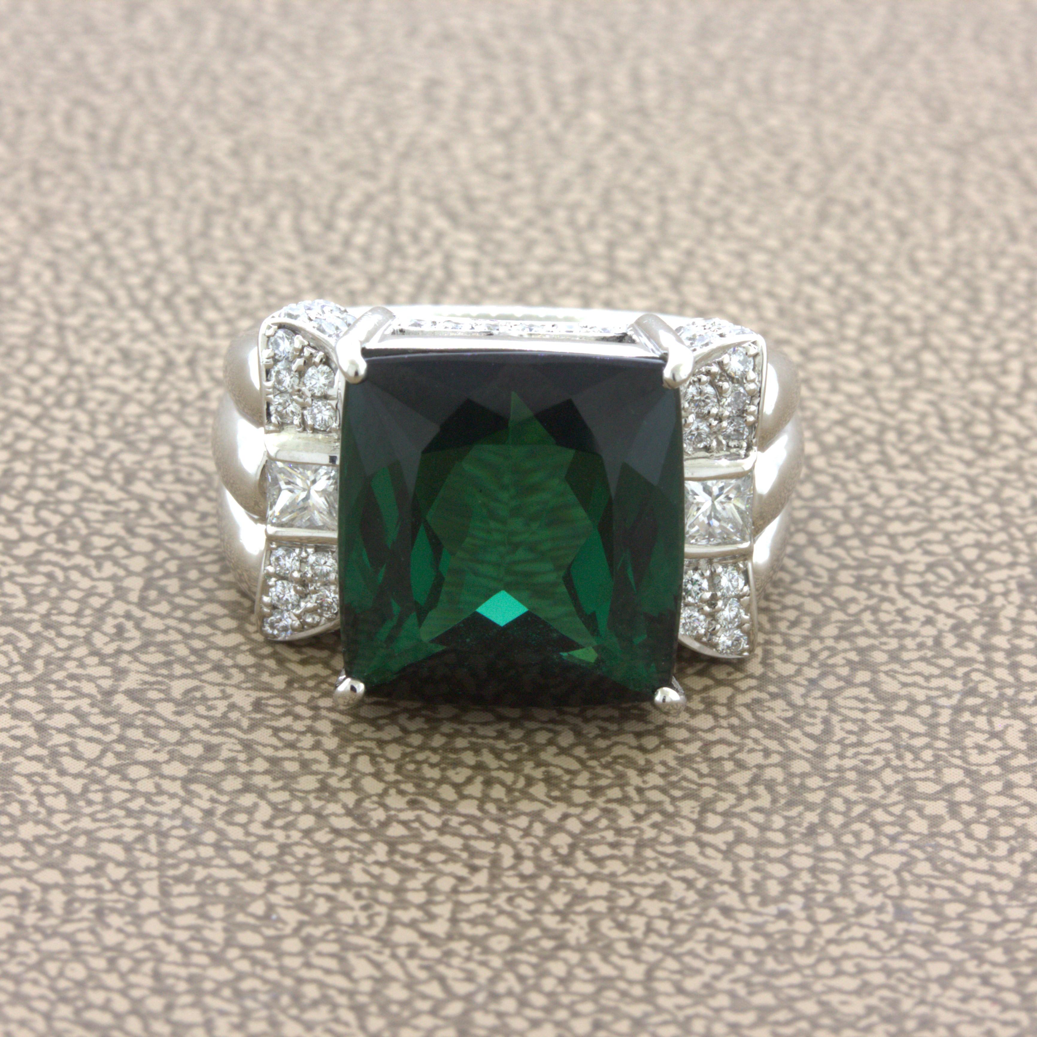 Un'affascinante tormalina indicolite di ben 10,45 carati è al centro della scena. Ha un colore verde-bluastro molto ricco, per il quale l'indicolite è famosa. È completato da 0,65 carati di diamanti a taglio brillante e rotondo incastonati sui lati