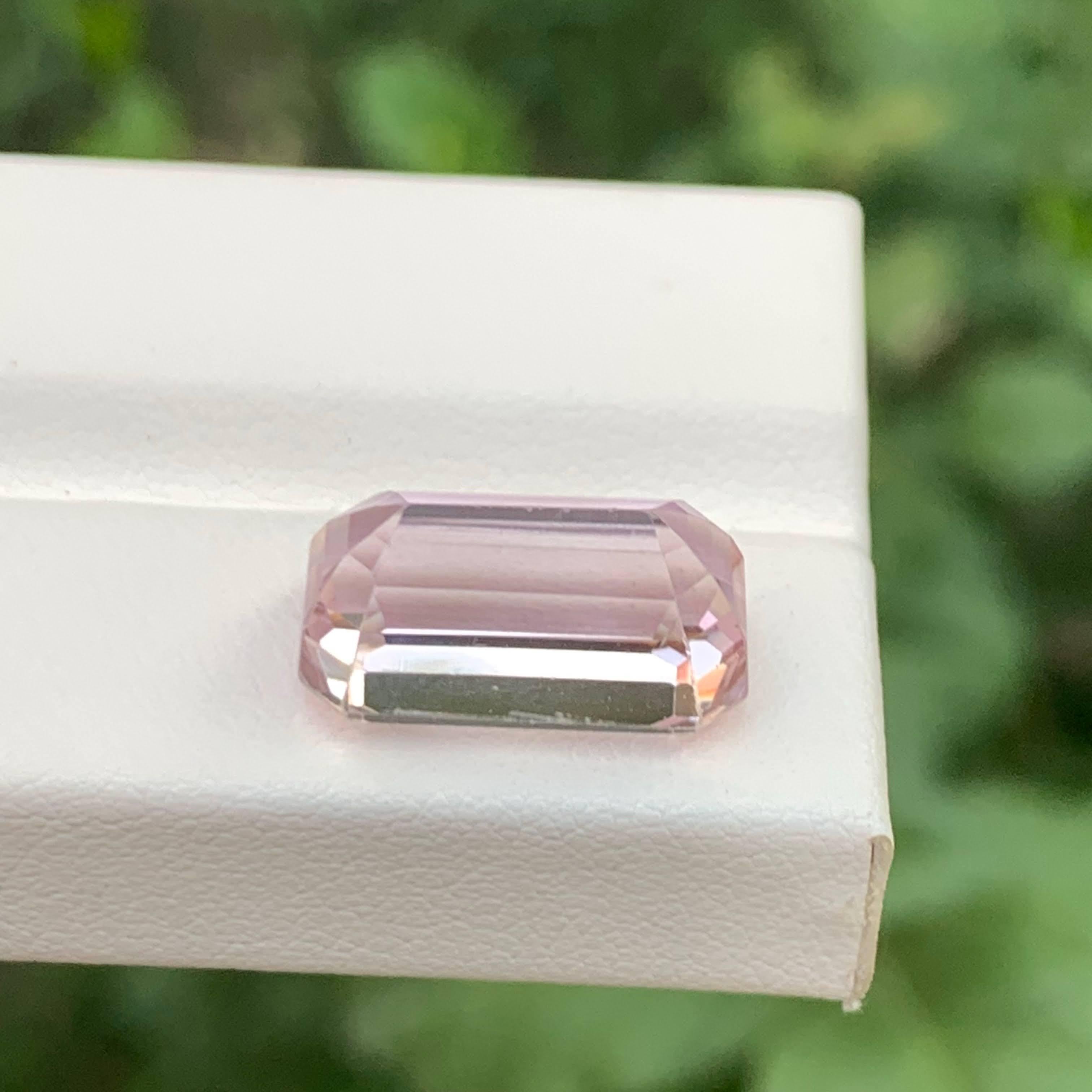 Poids 10,45 carats 
Dimensions 15,7 x 8,6 x 7,7 mm 
Traitement chauffé 
Origine Afghanistan 
Clarity Loup clean 
Forme Coupe Émeraude 
NA


Cette pierre précieuse Kunzite naturelle de 10,45 carats est un exemple stupéfiant de beauté délicate et de