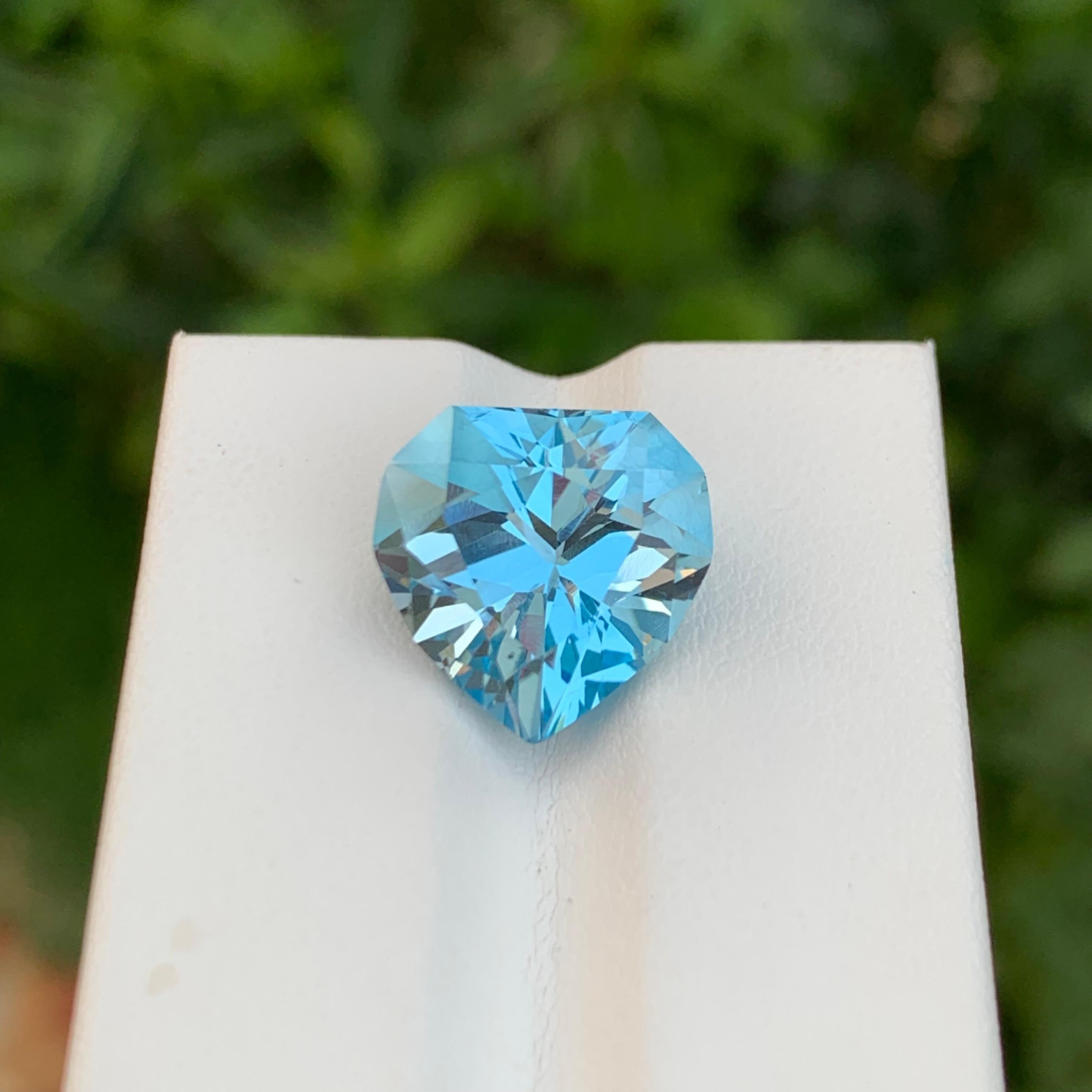 Women's or Men's 10.45 Carat Lovely Faceted Blue Topaz Heart Shape Gem For Necklace For Sale