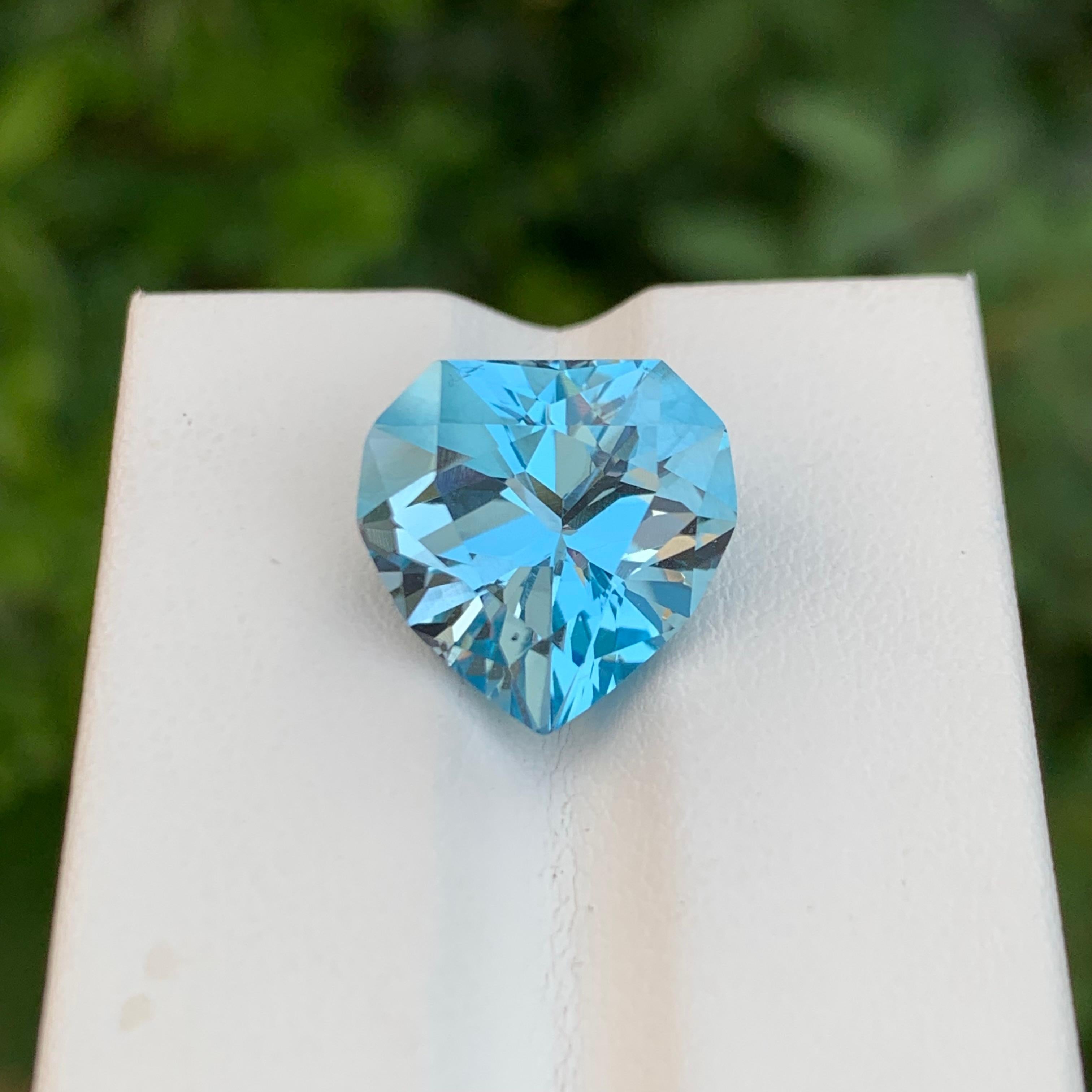 10.45 Carat Lovely Faceted Blue Topaz Heart Shape Gem For Necklace For Sale 3