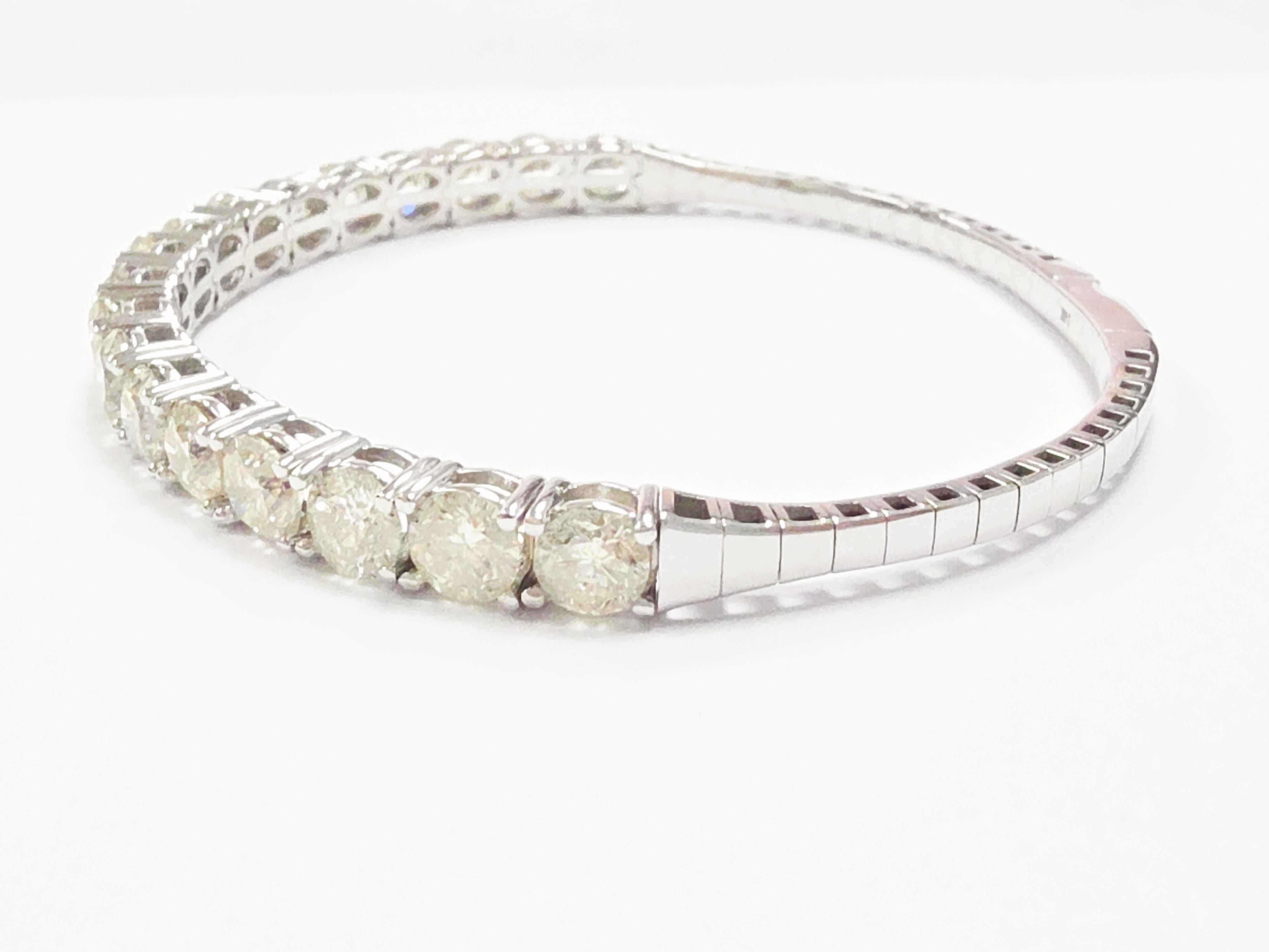 Taglio rotondo Bangle flessibile con diamante naturale da 10,45 carati in oro bianco 14 carati in vendita