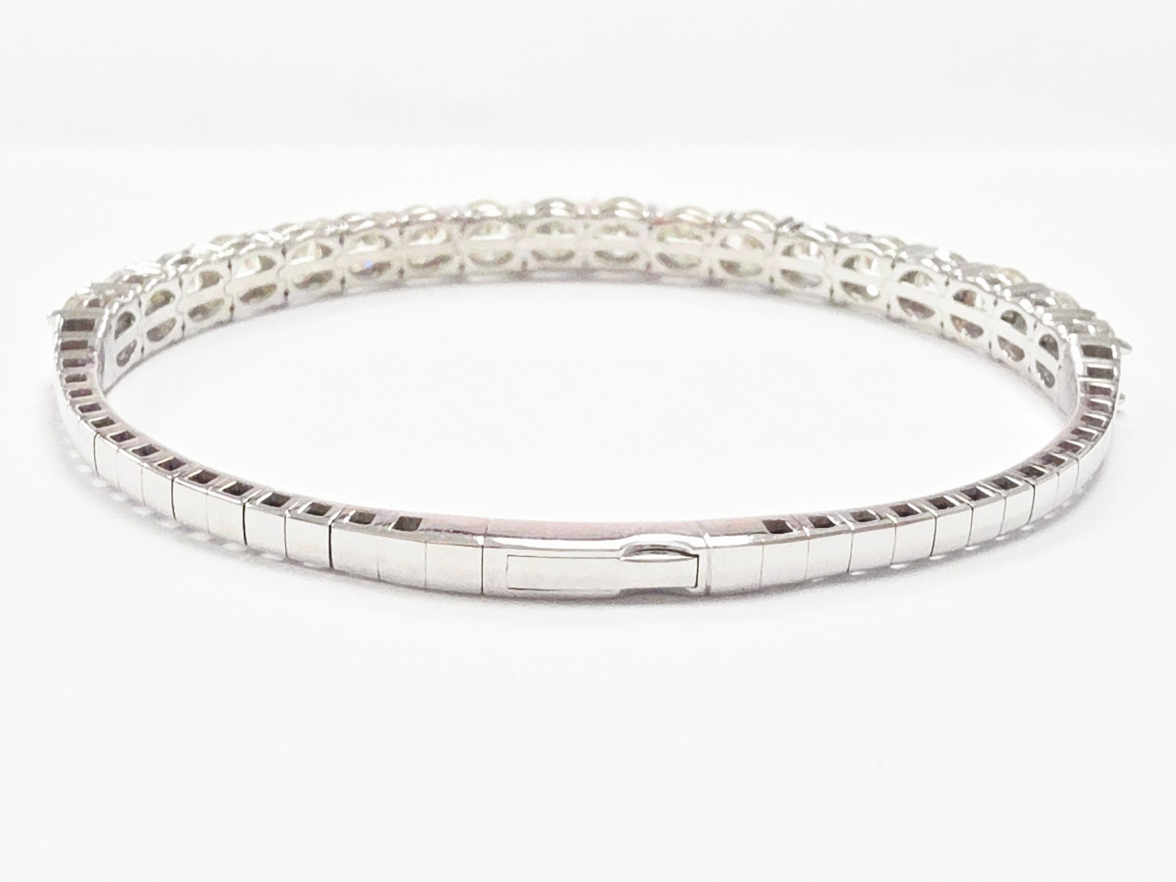 Bangle flessibile con diamante naturale da 10,45 carati in oro bianco 14 carati In condizioni Nuovo in vendita a Great Neck Plaza, NY