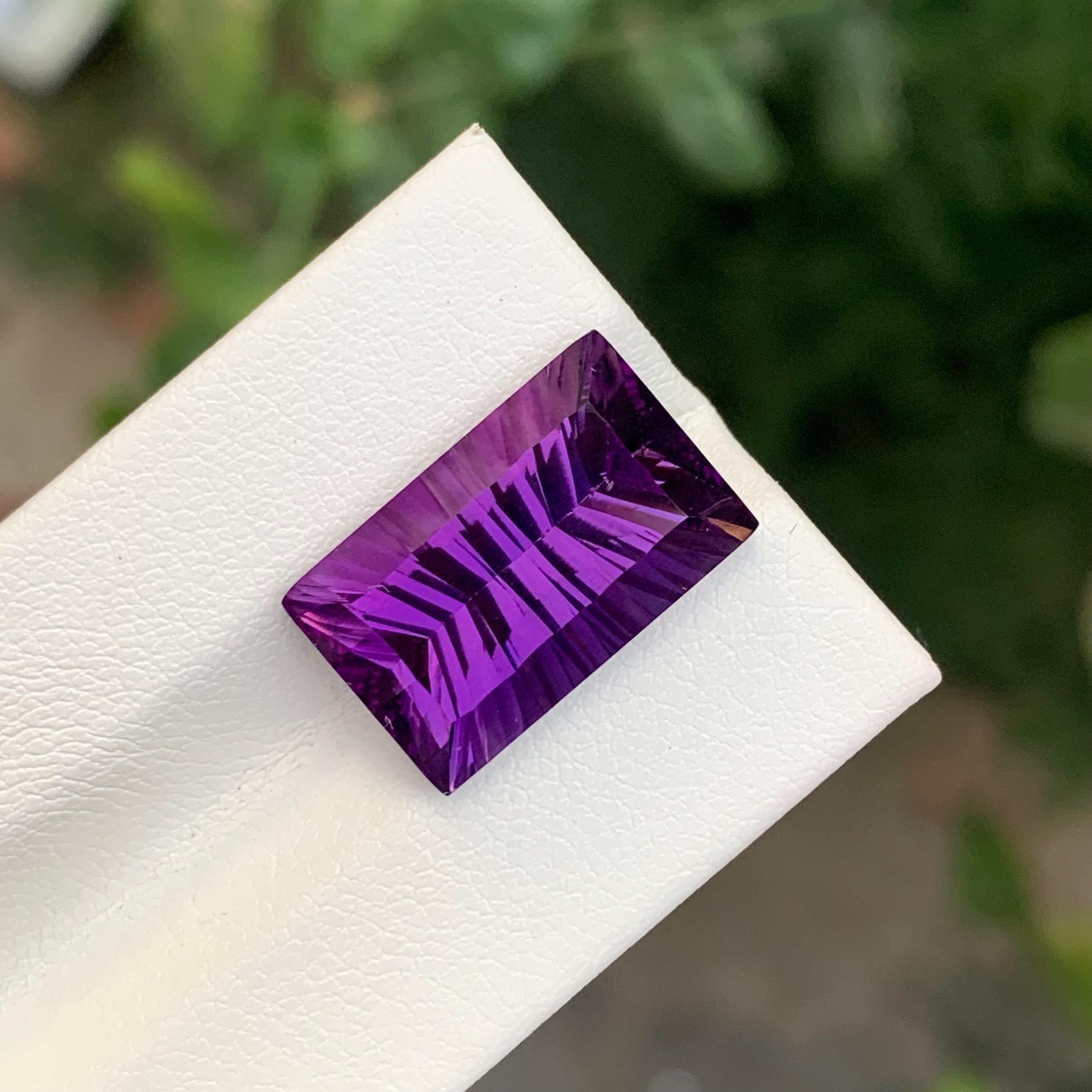 Stein: Amethyst
Gewicht : 10,45 Karat
Abmessungen: 16,6 x 10,4 x 8 mm
Herkunft: Brasilien
Die Form: Baguette 
Farbe: Lila
Behandlung: Nicht
Zertifikat: Auf Kundenwunsch

Der Amethyst, eine atemberaubende violette Quarzsorte, ist nicht nur für seine