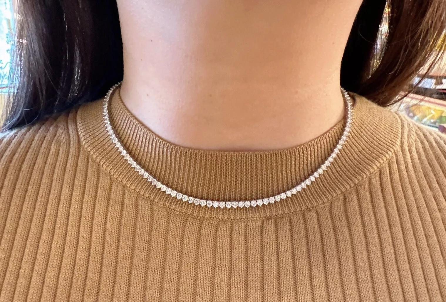 10.45 carats Diamond Tennis Necklace in 18k White Gold

Diamond Tennis Necklace in 18k White Gold features 147 Round Brilliant Diamonds weighing 10.45 carats in total, all 3 prong basket set in a single row in 18k White Gold. The necklace is secured