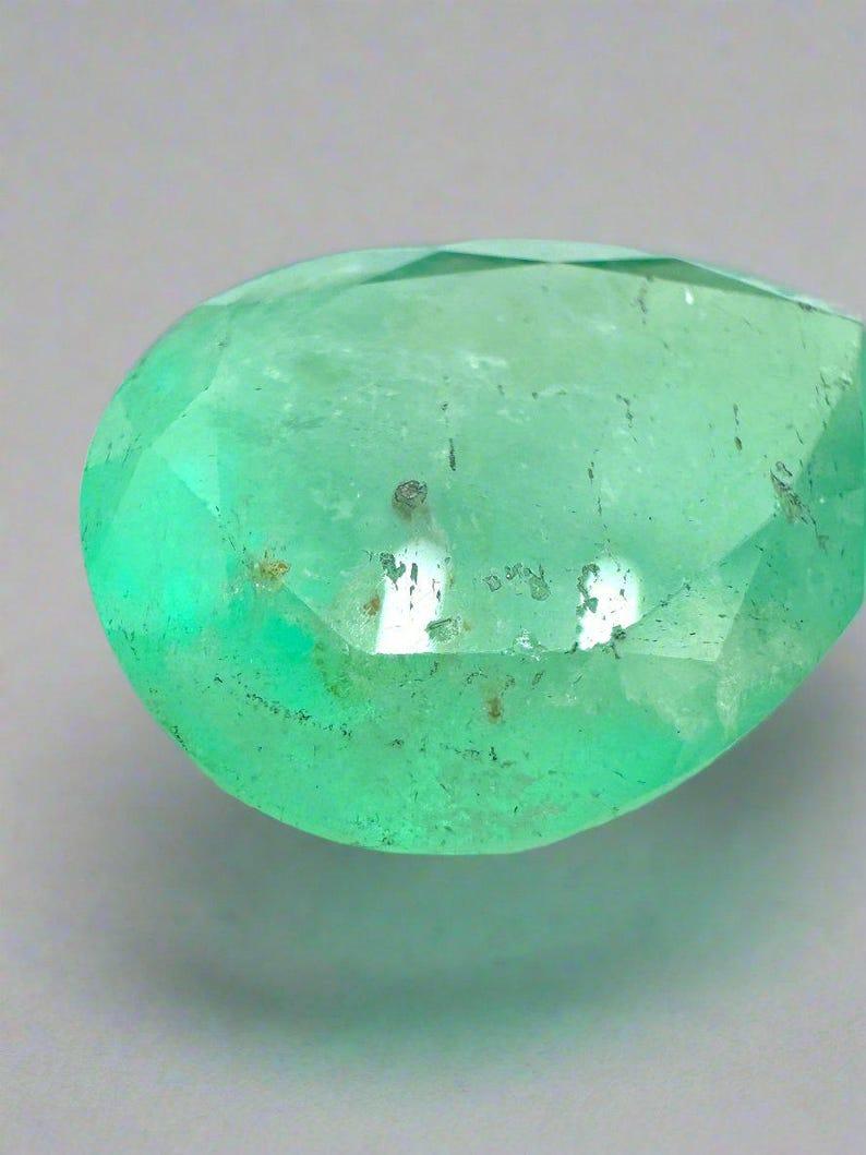 Stein: Smaragd
Gewicht: 10,45 Karat
Form: Birnenschliff
Klarheit: Semi-Transparent
Glanz: Gut
Farbe: Mittelgrün
Abmessungen: 17,65 mm x 12,72 mm x 8,53 mm
Geografische Herkunft: Kolumbien
Behandlung: Natürlich, Ölen

Bemerkungen: Aufgrund der