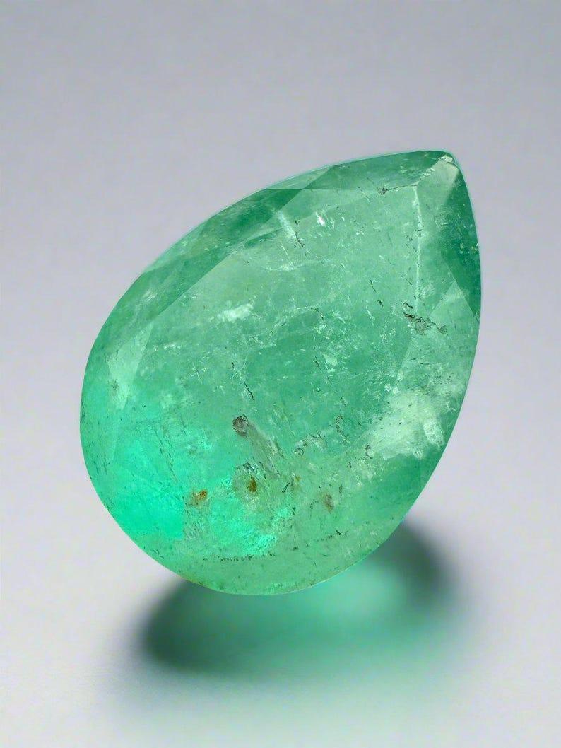 10,45ct 18x13 Erdgrüner natürlicher kolumbianischer Smaragd im Birnenschliff May Geburtsstein (Moderne) im Angebot