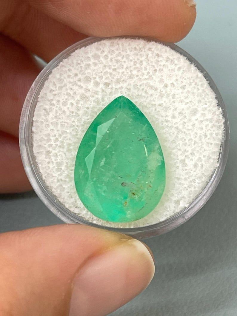 10,45ct 18x13 Erdgrüner natürlicher kolumbianischer Smaragd im Birnenschliff May Geburtsstein (Tropfenschliff) im Angebot