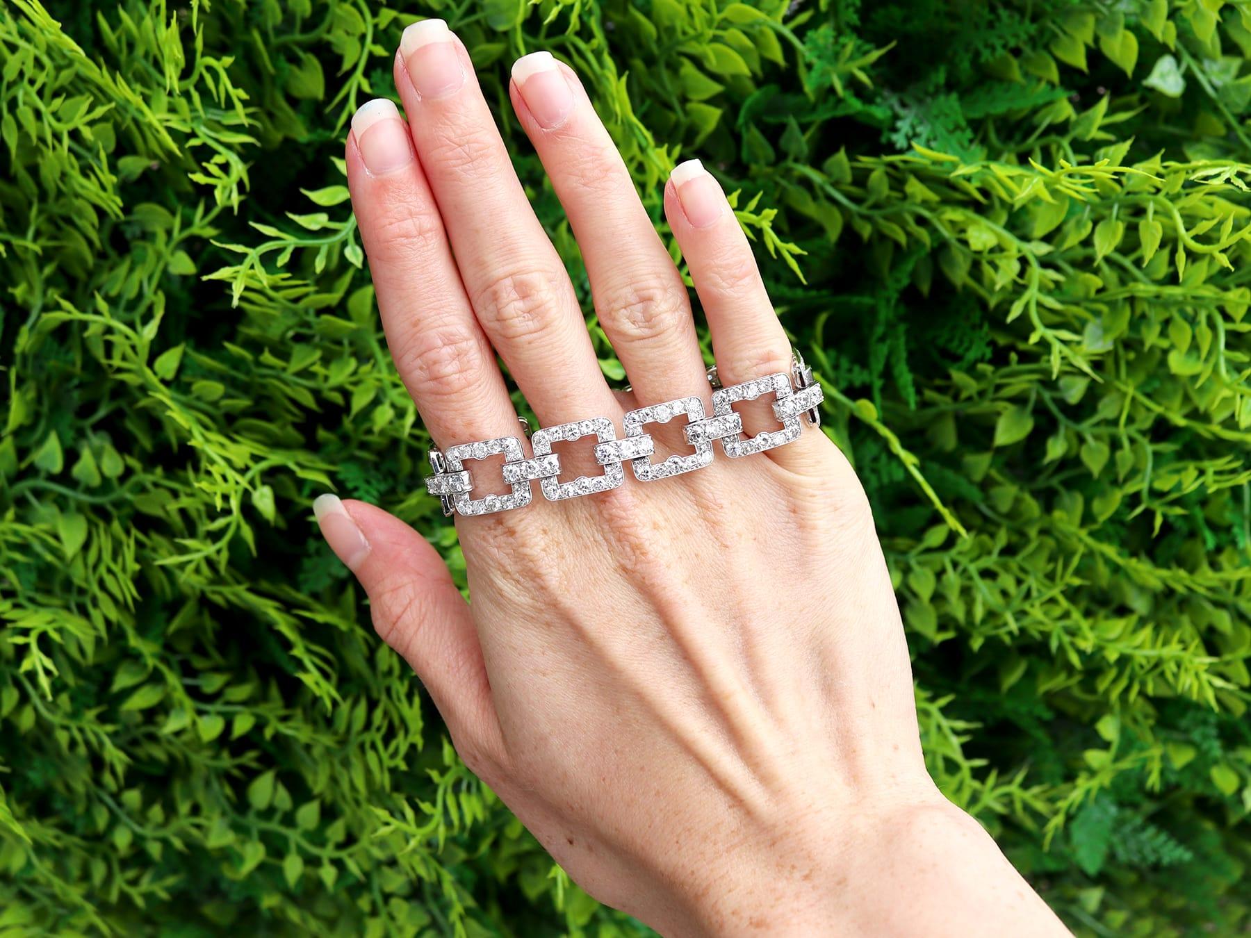 Un magnifique bracelet Art Déco en platine et diamant de 10,45 carats, faisant partie de notre collection de bracelets en diamant de luxe. 

Ce magnifique bracelet en diamant ancien, fin et impressionnant, a été réalisé en platine.

Le bracelet