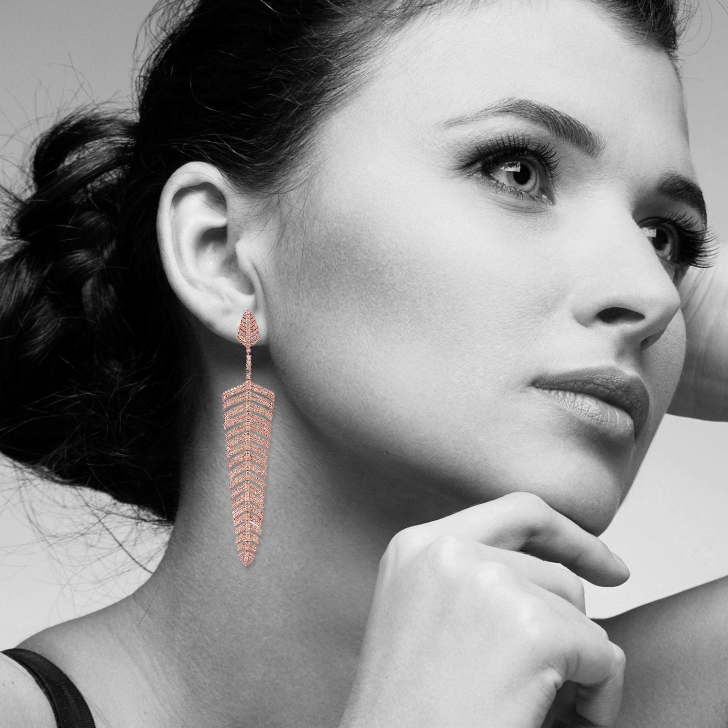 Contemporain Boucles d'oreilles plumes en or 18 carats et diamants de 10,46 carats en vente