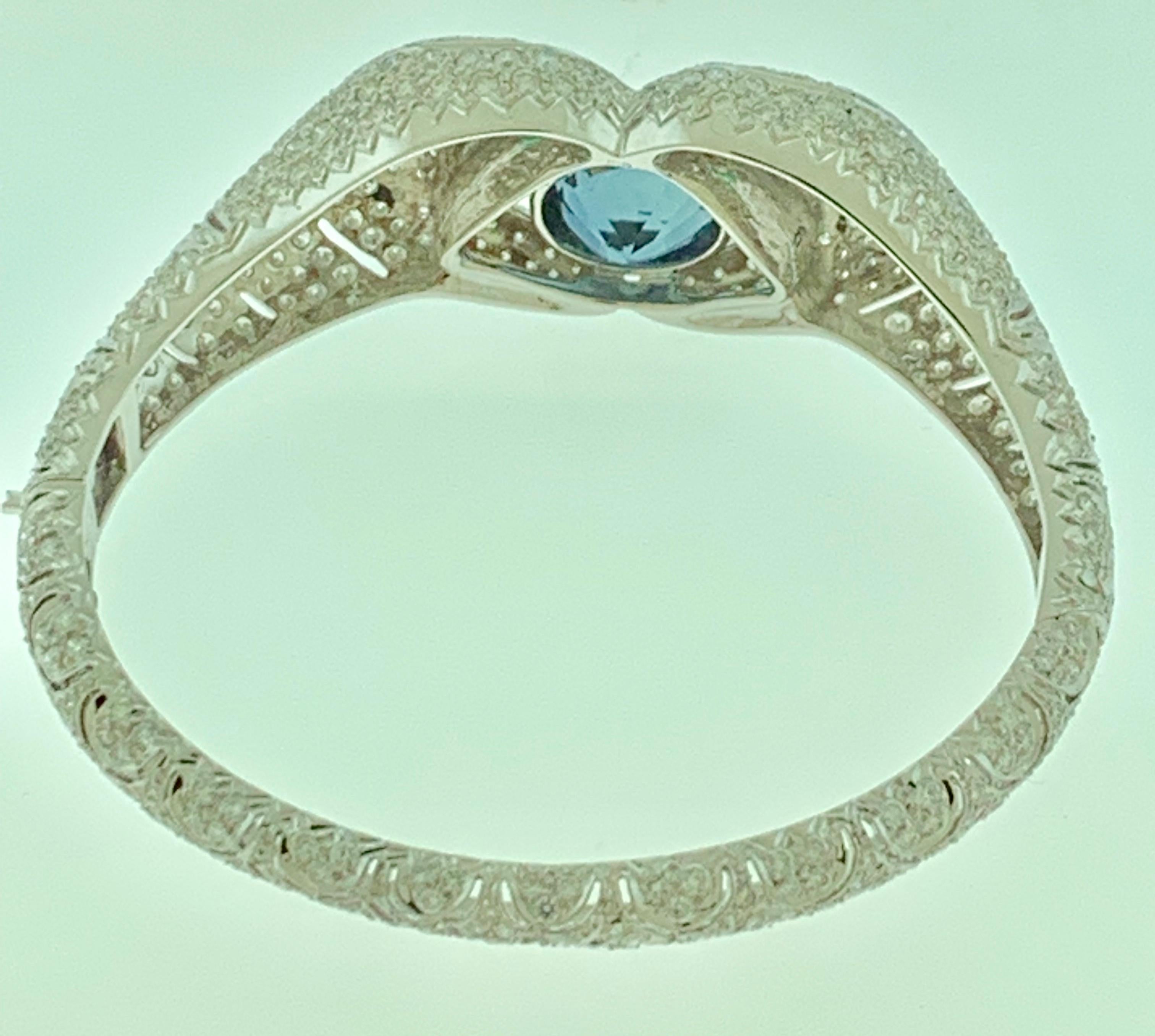 10.46 Ct Ceylon Sapphire & 21 Ct Diamonds 18 Kt White Gold Animal Snake Bangle In Excellent Condition For Sale In New York, NY