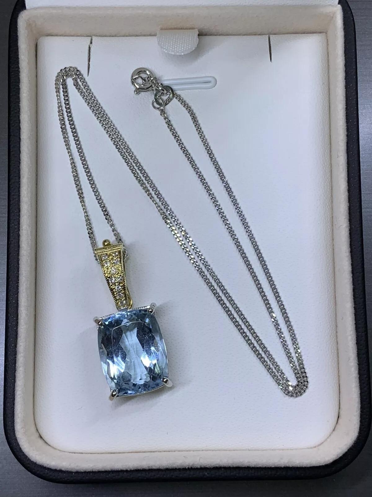 10.46ct Aquamarine and diamonds pendant pearl clasp in 18k yellow and white gold In New Condition For Sale In London, GB