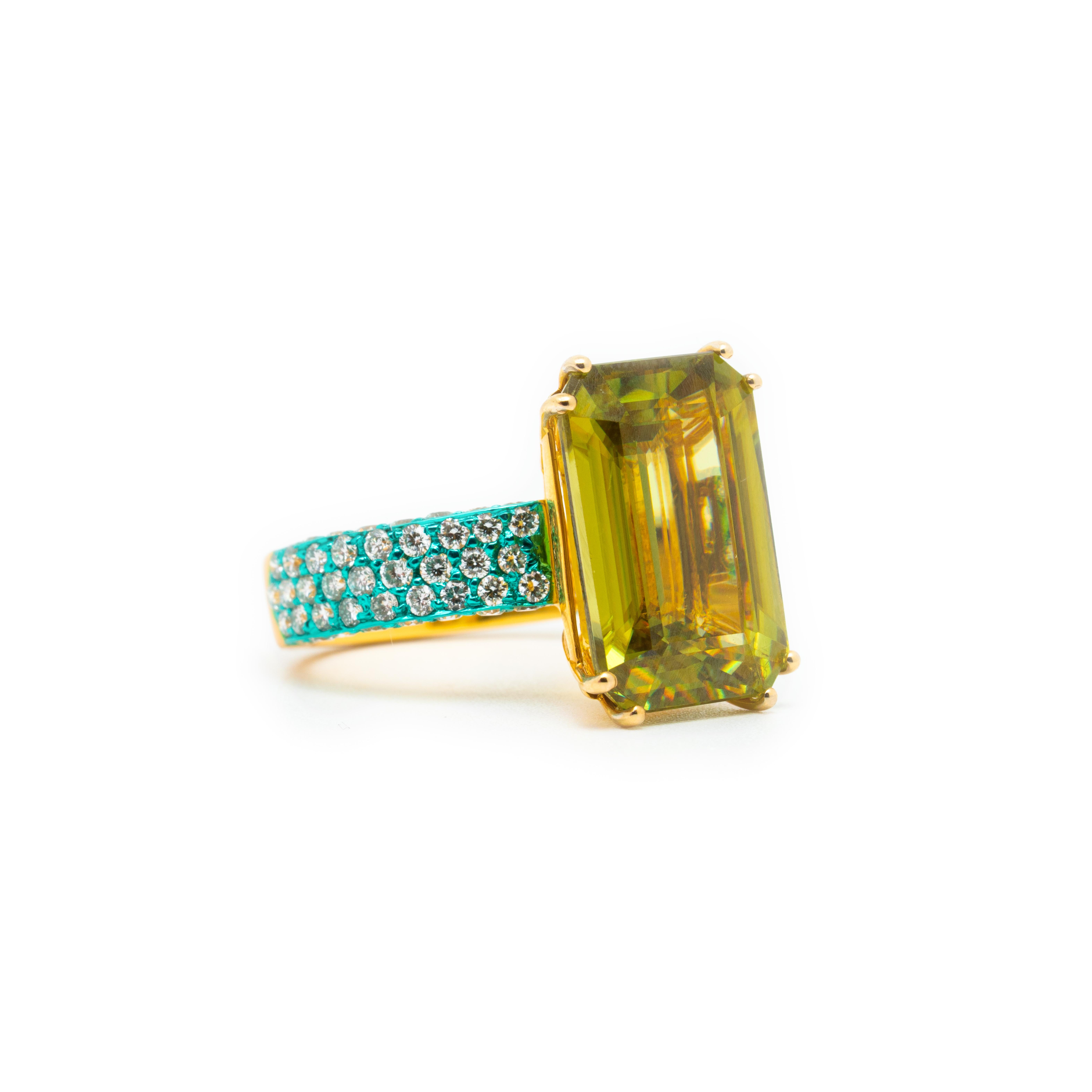Si tratta di un design semplice ma sorprendente di Austy Lee, creato per gli appassionati di sfene. Presenta un bellissimo e pulito sfene (titanite) dal taglio smeraldo, tenuto elegantemente da un artiglio d'oro per evidenziare la bellezza della