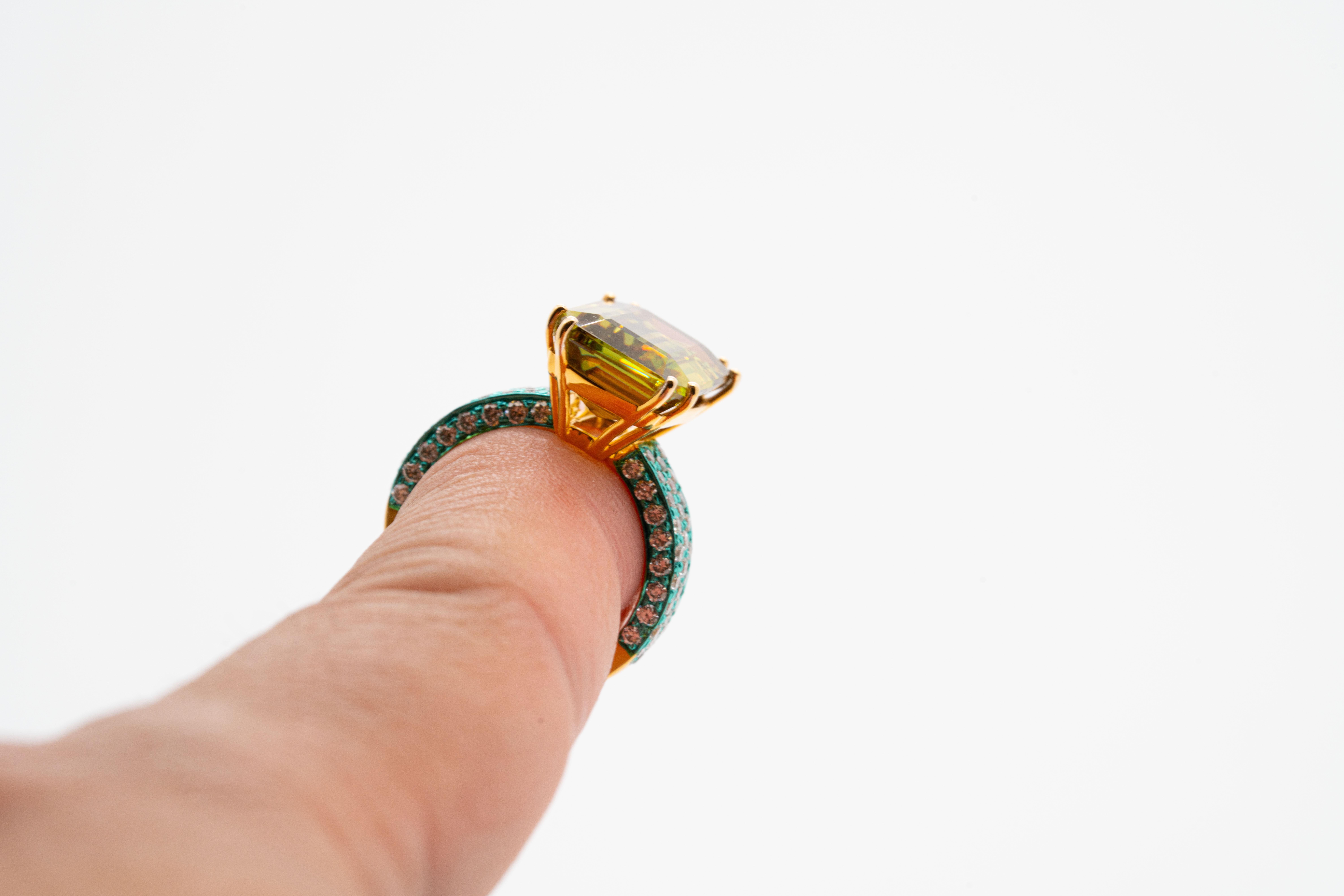 Anello con sfene/titanite e diamanti da 10,47 carati, oro giallo 18 carati, Austy Lee in vendita 3