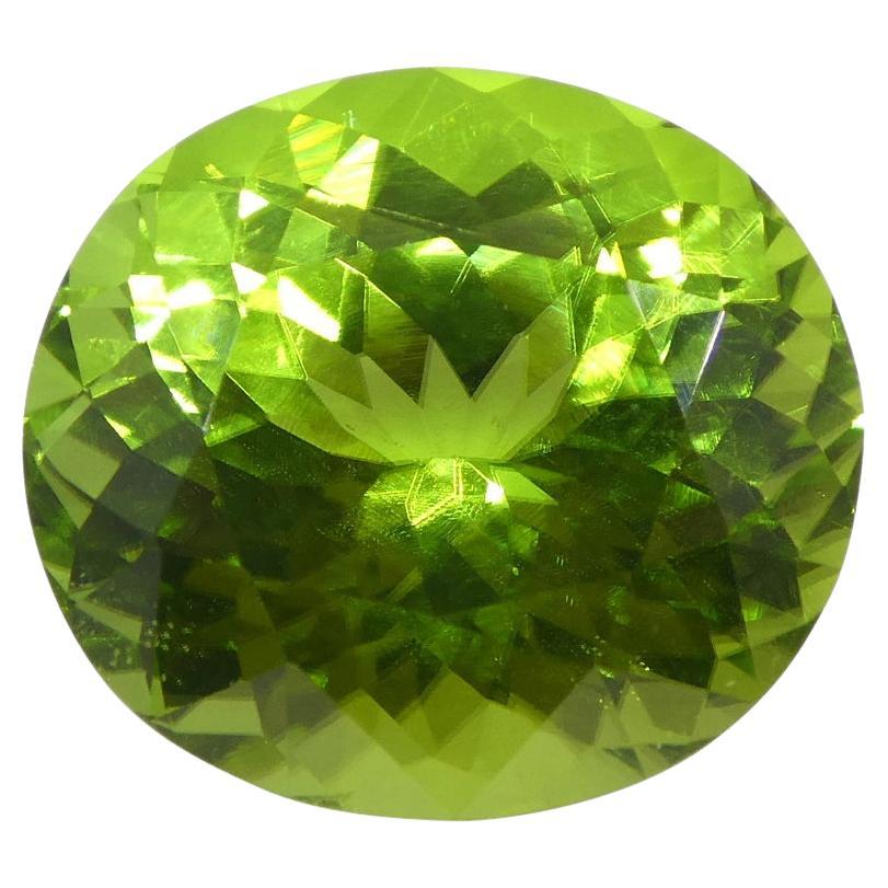 Péridot ovale vert jauneâtre 10,47 carats certifié GIA