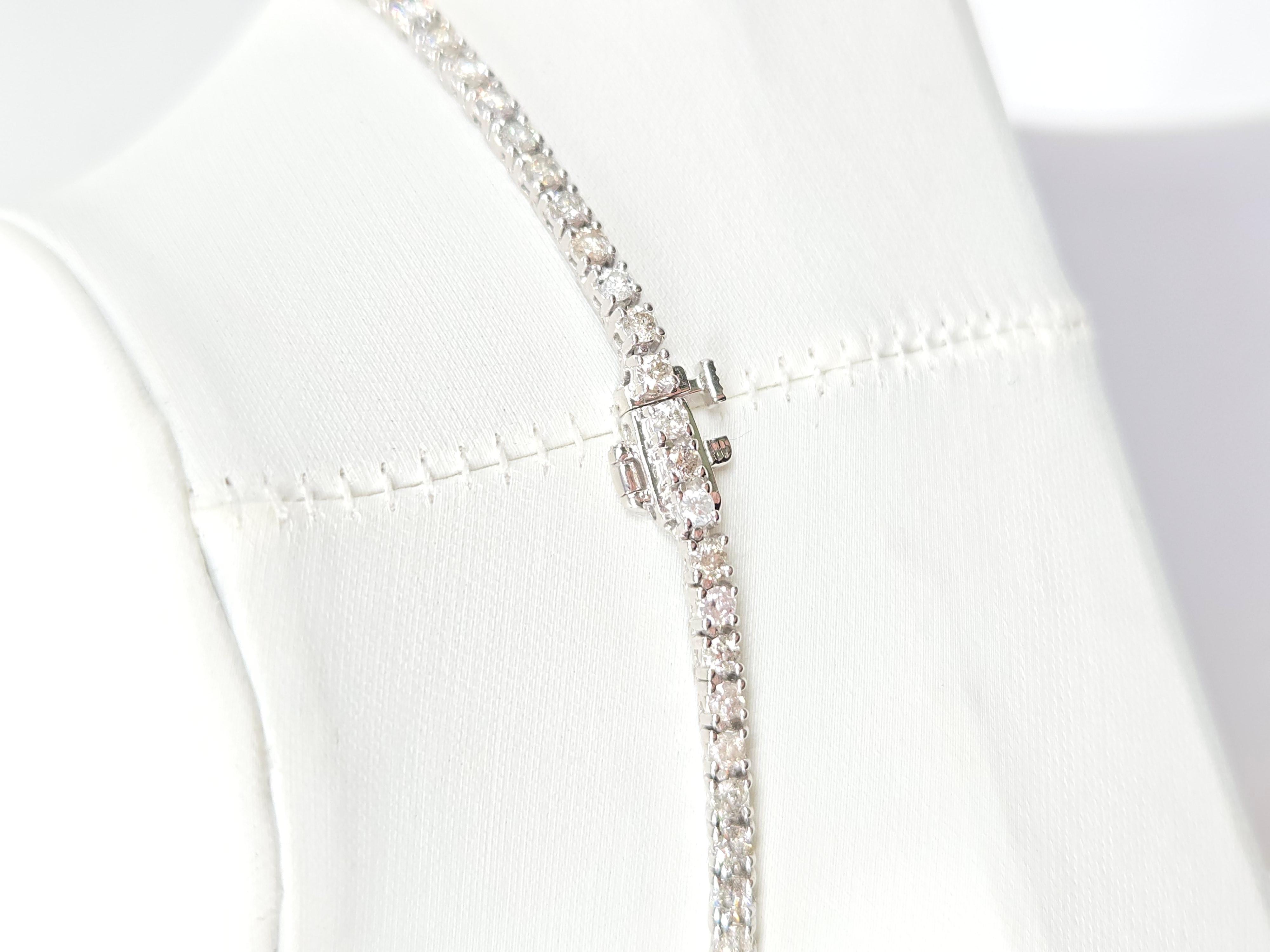 Elegante collana da tennis con diamanti bianchi taglio brillante

Questa lussuosa collana tennis sfoggia diamanti bianchi a taglio tondo-brillante, rinomati per la loro eccezionale lucentezza e brillantezza. Con una classica incastonatura a quattro