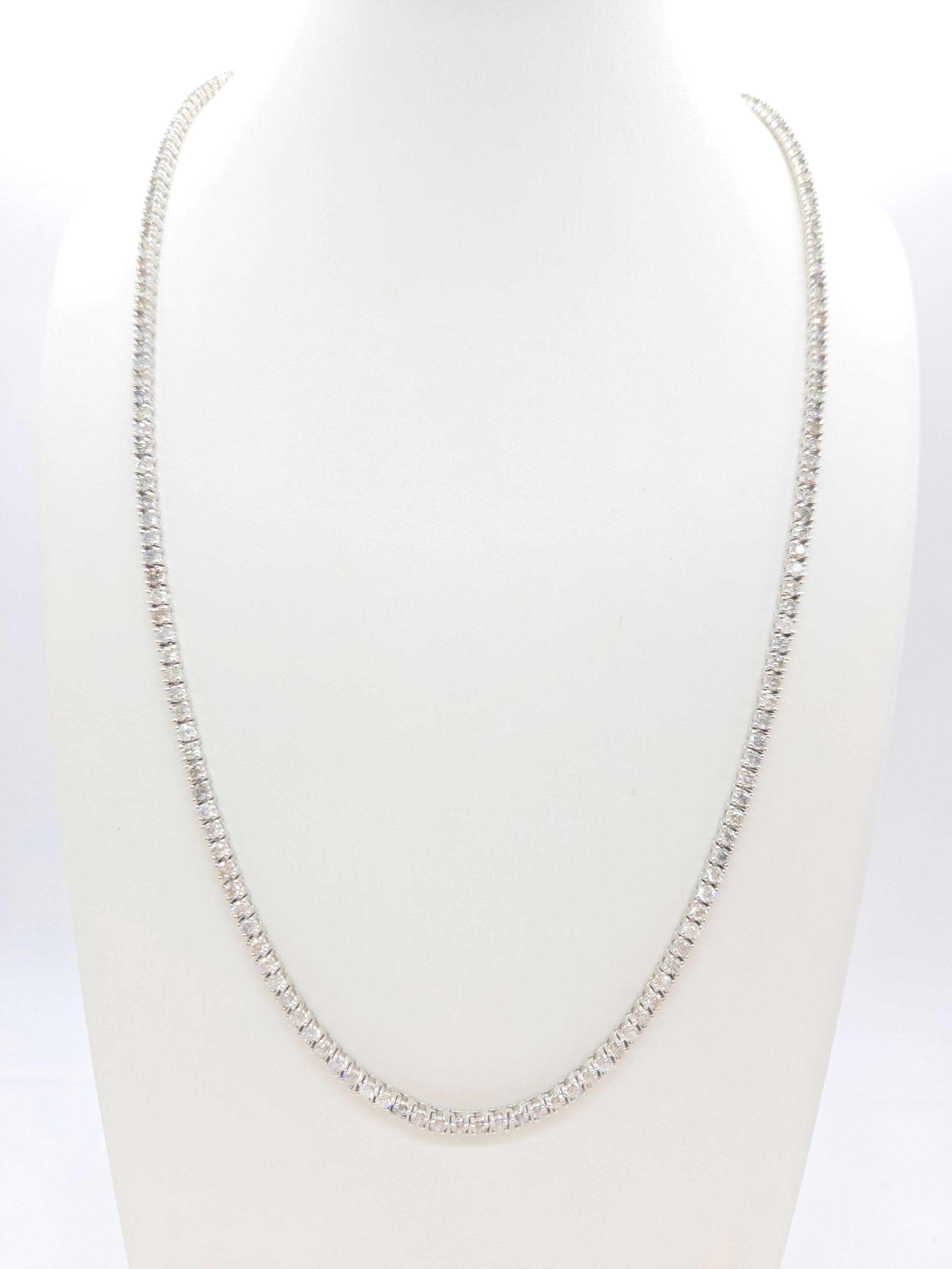 Elegante Collar Tenis con Diamantes Blancos Talla Brillante Redonda

Este lujoso collar tenis exhibe diamantes blancos de talla redonda brillante, famosos por su brillo y resplandor excepcionales. Con un engaste clásico de cuatro puntas, el collar