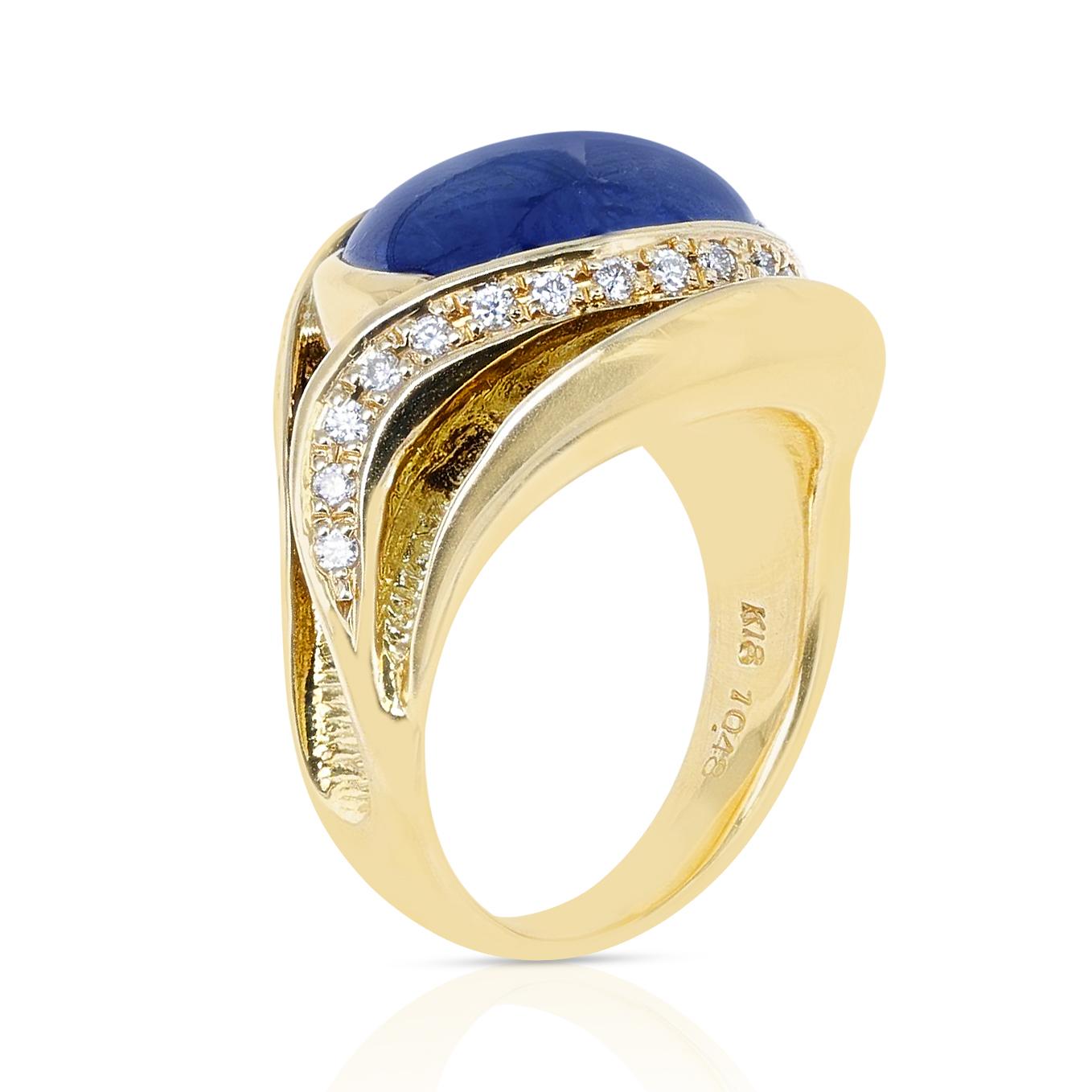 Women's or Men's 10.48 Ct. Sapphire Cabochon and 0.54 Ct. Diamond Cocktail Ring, 18k Yellow Gold For Sale