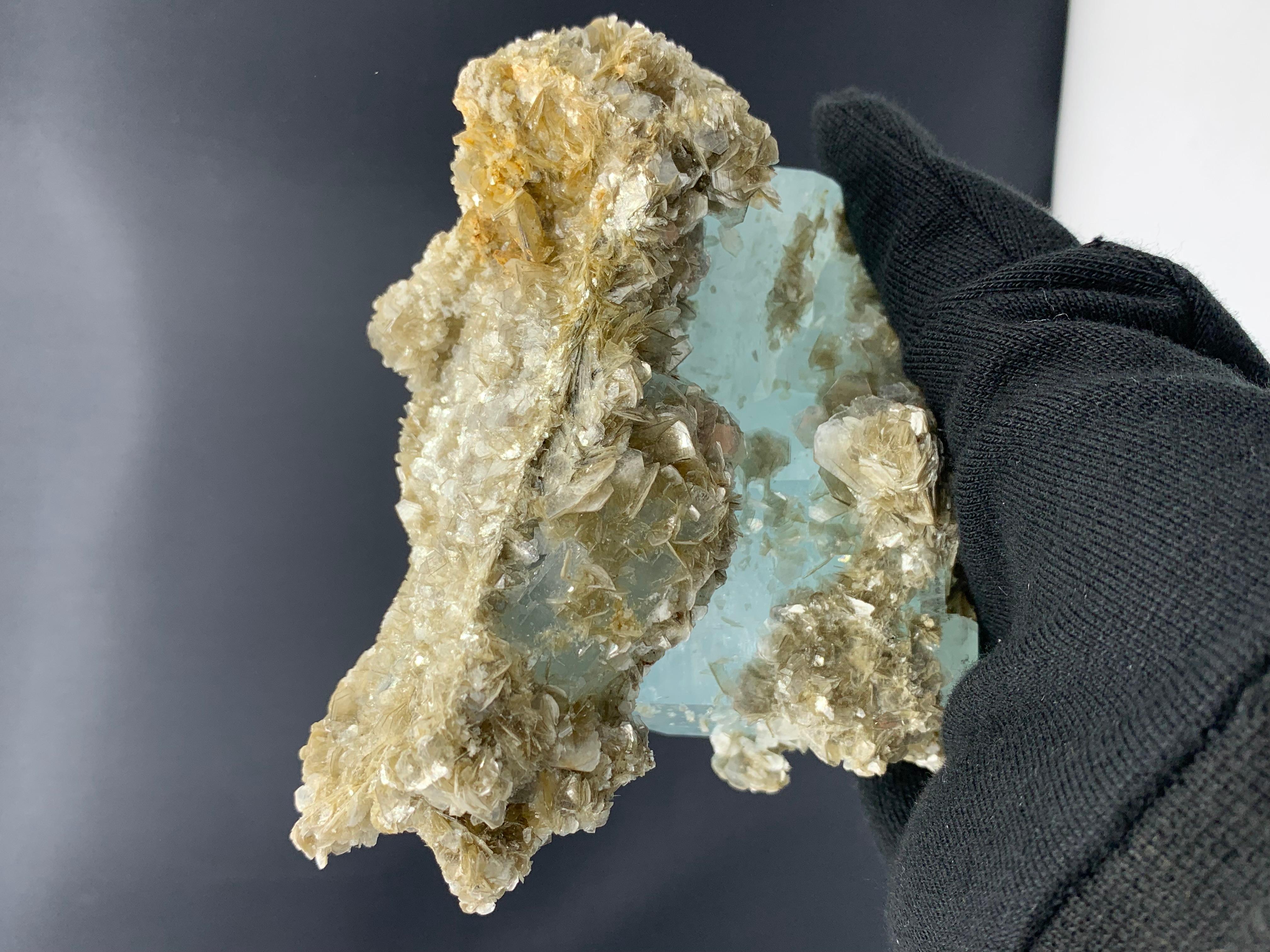 18th Century and Earlier 1048 Gram Marvellous Aquamarine Specimen With Muscovite From Nagar, Pakistan  For Sale