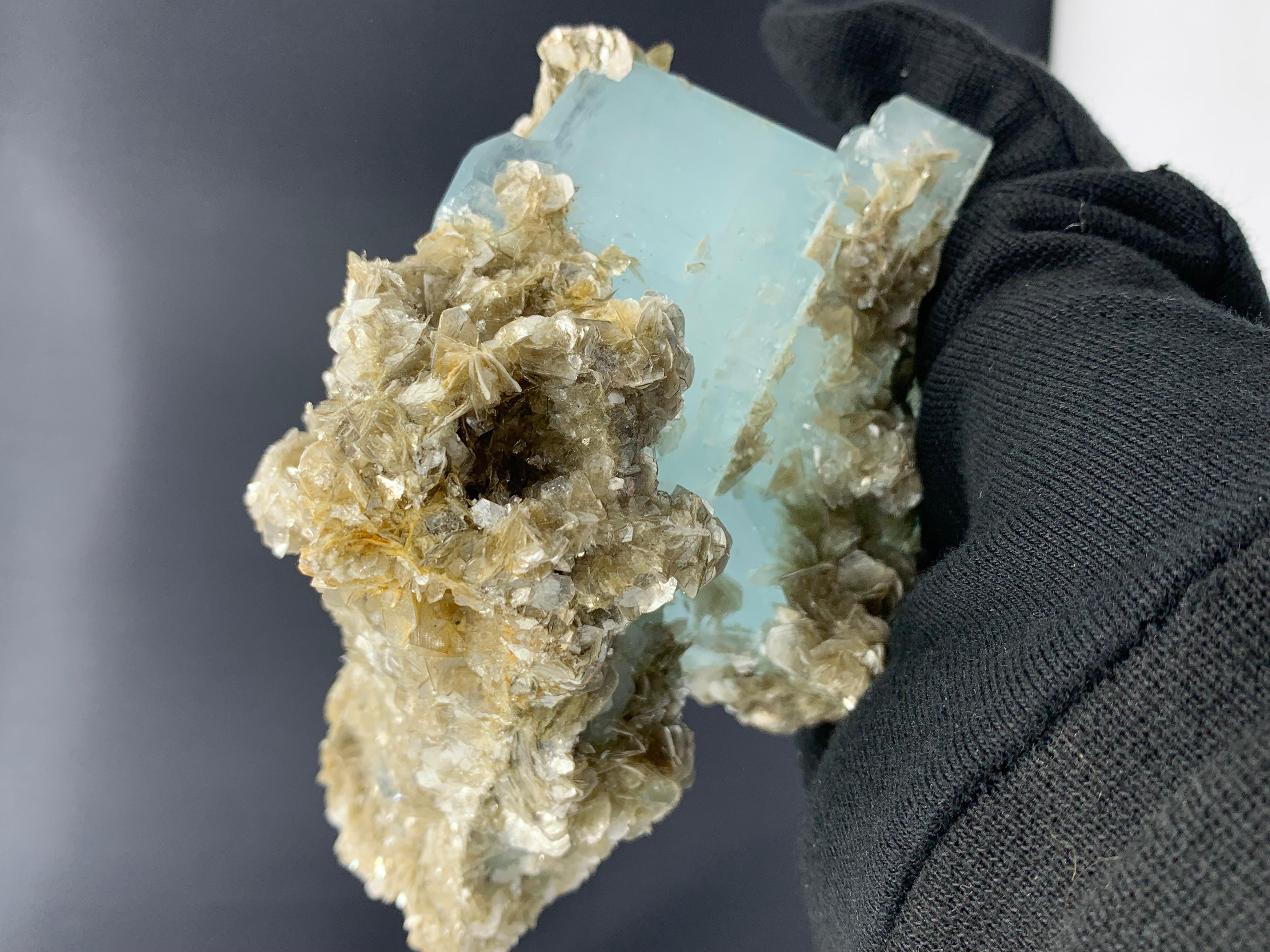 Rock Crystal 1048 Gram Marvellous Aquamarine Specimen With Muscovite From Nagar, Pakistan  For Sale