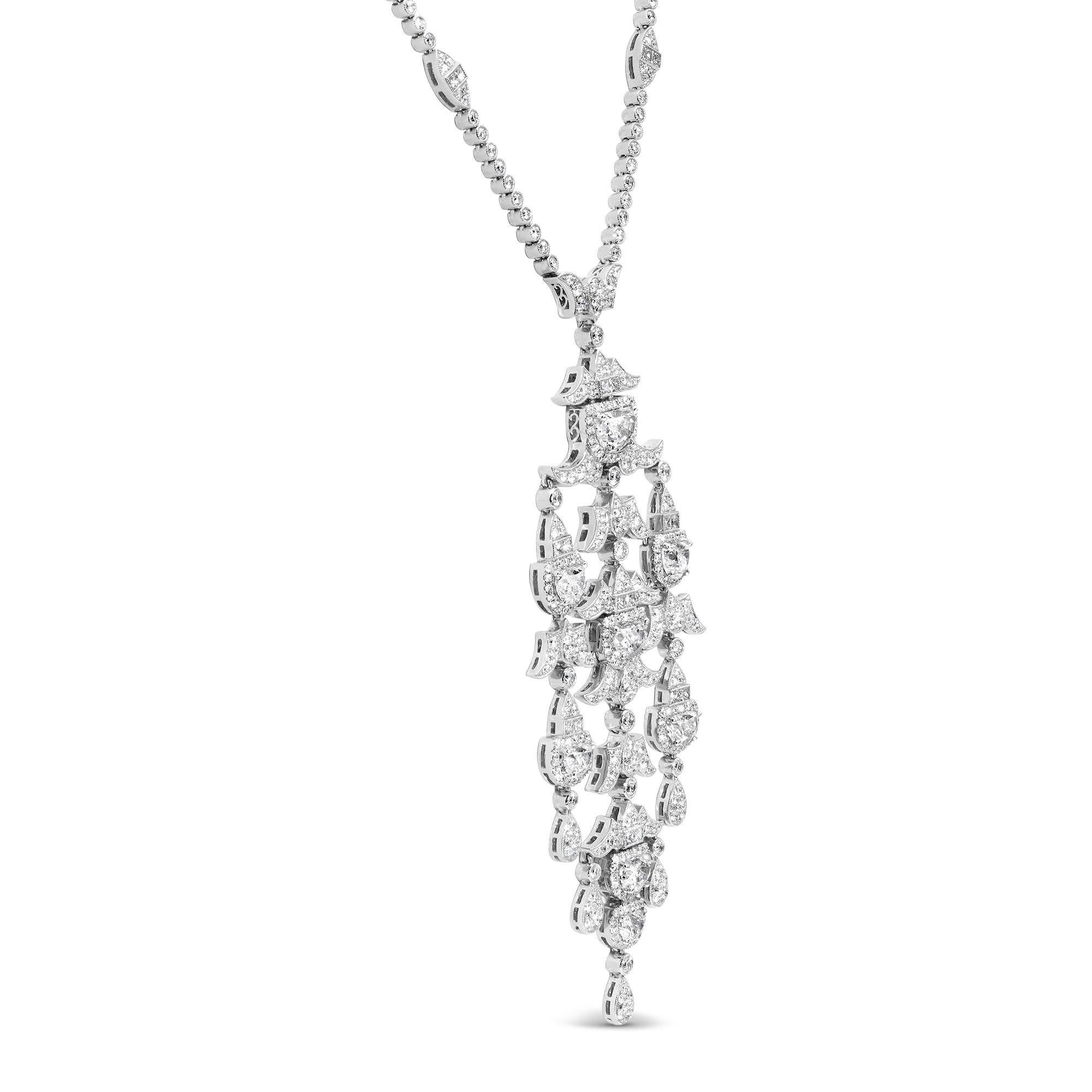 Una splendida collana con pendente a lampadario, con diamanti a mezzaluna per un peso totale di 4,56 carati e diamanti a taglio rotondo per un peso totale di 5,93 carati, incastonati su un design pendente in oro bianco 18 carati. Accentuato da una