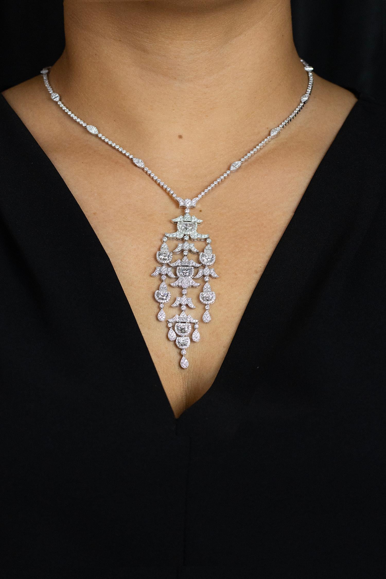 Mezzaluna Roman Malakov Diamonds, collana con pendente a lampadario di diamanti a taglio misto da 10,49 carati totali in vendita