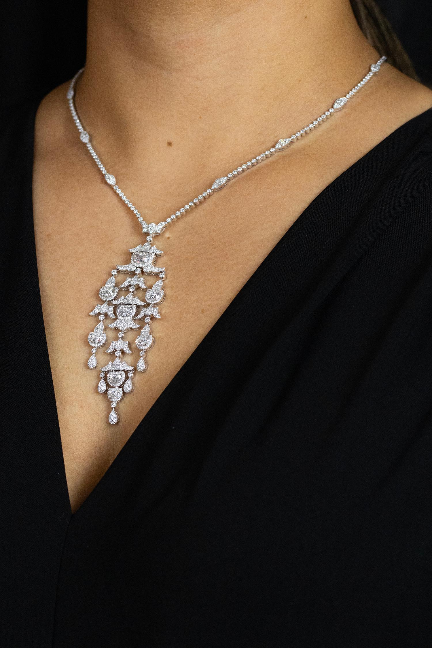 Donna Roman Malakov Diamonds, collana con pendente a lampadario di diamanti a taglio misto da 10,49 carati totali in vendita