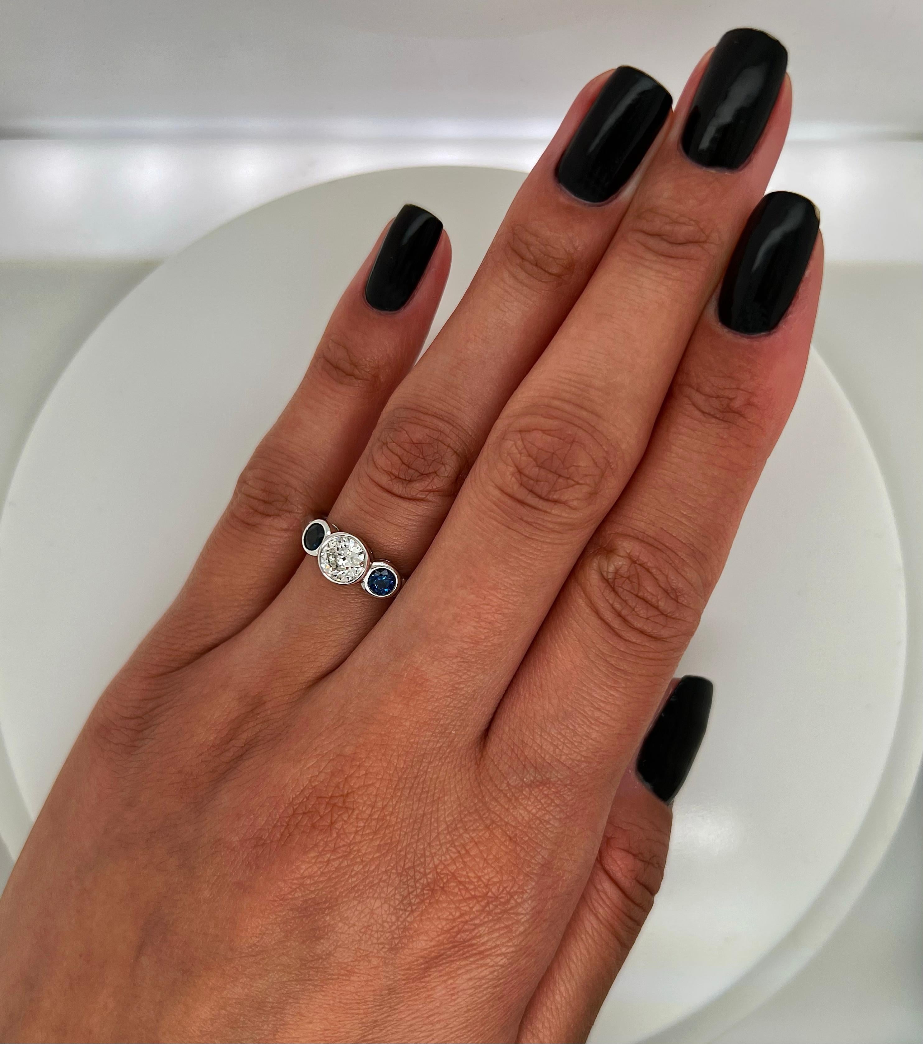 Round Cut 1.04 Carat Sapphire Diamond Engagement Ring For Sale