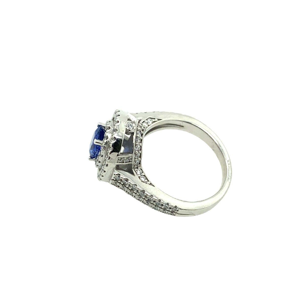 1.04ct Certified Natural Ceylon Sapphire Ring Surrounded by 0.87ct Diamonds In Excellent Condition For Sale In London, GB