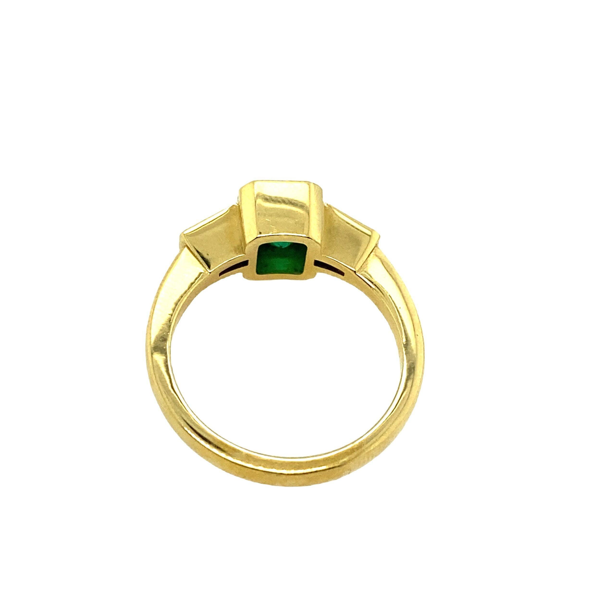 1.04ct Emerald Cut Emerald Ring Tapered Baguettes in 18ct Gold In New Condition For Sale In London, GB