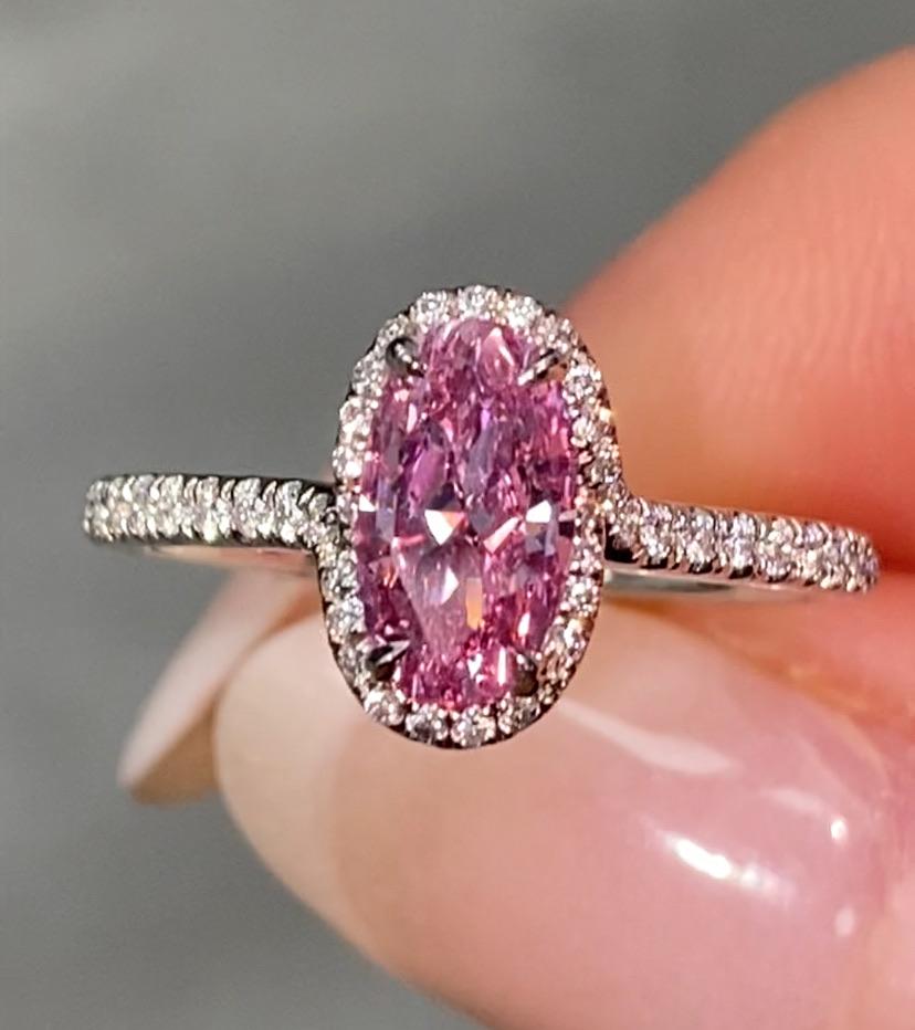 Women's 1.04ct Fancy Vivid Purple-Pink Oval Diamond Ring For Sale