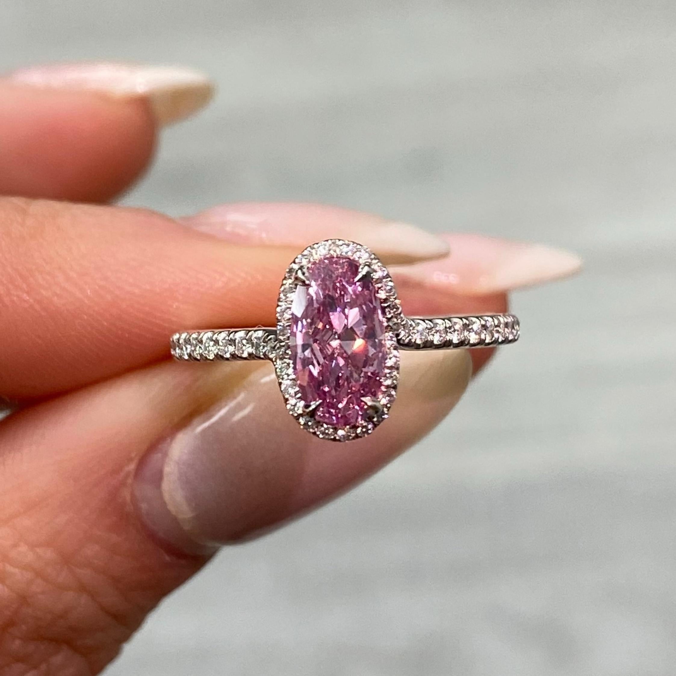 1.04ct Fancy Vivid Purple-Pink Oval Diamond Ring For Sale 1