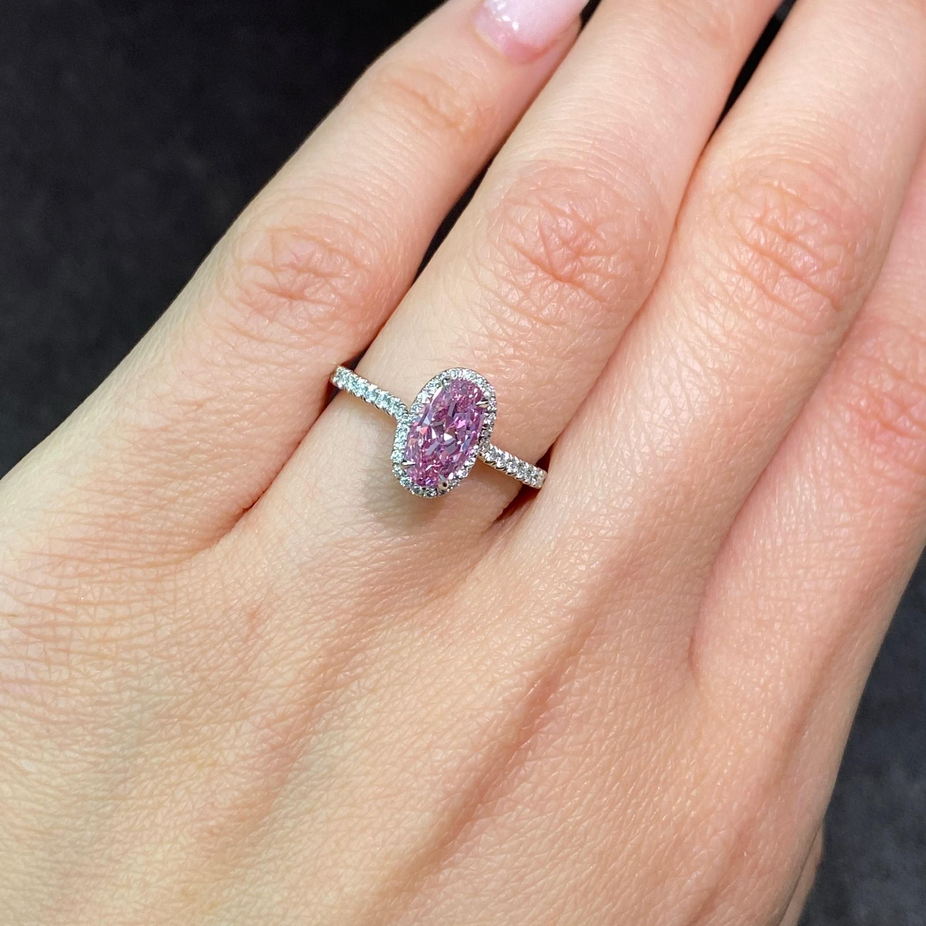 1.04ct Fancy Vivid Purple-Pink Oval Diamond Ring For Sale 3