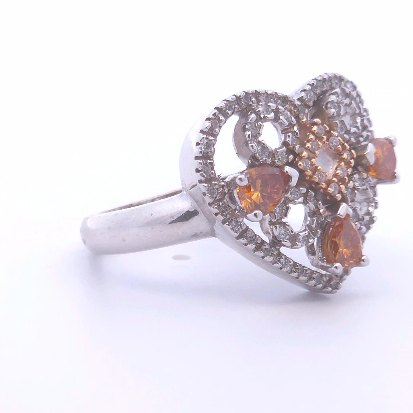Questo squisito anello con cuore di diamante arancione da 1,04ct è un vero capolavoro, realizzato in lussuoso oro 18k. Il centro è costituito da più diamanti naturali arancioni a forma di cuore da 0,72 carati, che irradiano calore e brillantezza.