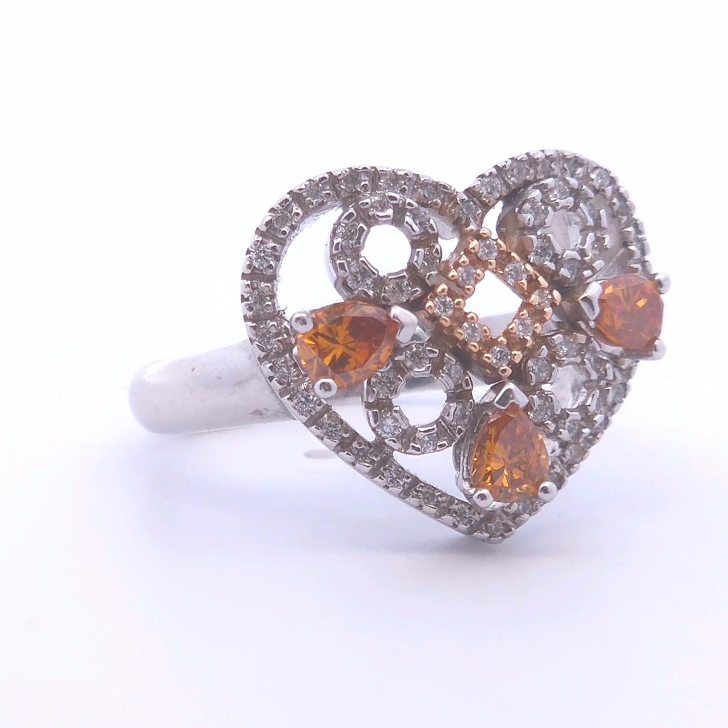 Taglio rotondo Anello cuore con diamante arancione da 1,04 carati in oro 18k in vendita