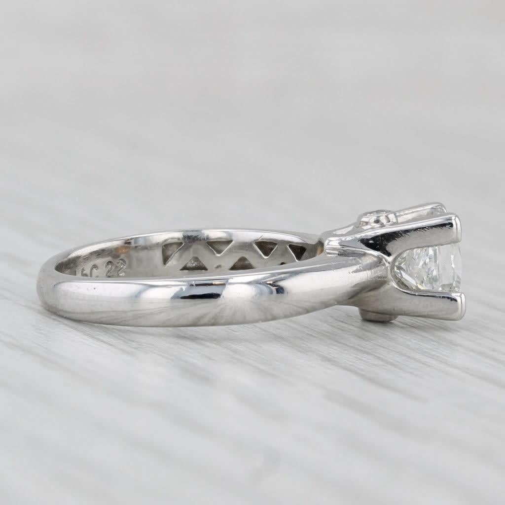 Informations sur les pierres précieuses :
- Diamant naturel -
Carats - 1ct 
Coupe - Princesse
Couleur - G - H
Clarté - VS2

- Diamants naturels -
Total Carats -0.04ctw 
Taille - Brilliante ronde
Couleur - G - H
Clarté - VS2 - SI1

Métal : monture en