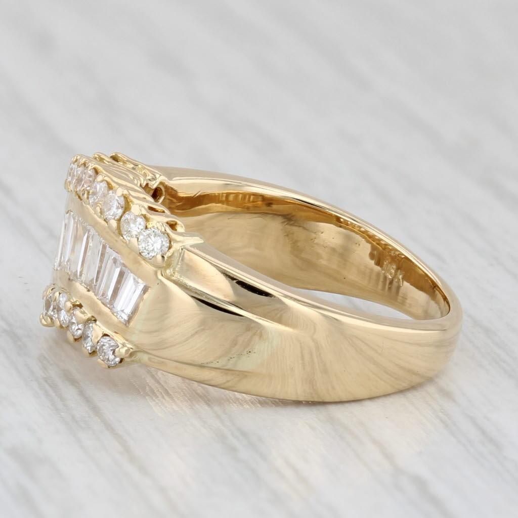 Informations sur les pierres précieuses :
- Diamants naturels -
Total des carats - 0.42ctw
Taille - Brilliante ronde
Couleur - I - K
Clarté - VS2

- Diamants naturels -
Total des carats - 0.62ctw
Coupe - Baguette
Couleur - G - H
Clarté - VS2 -