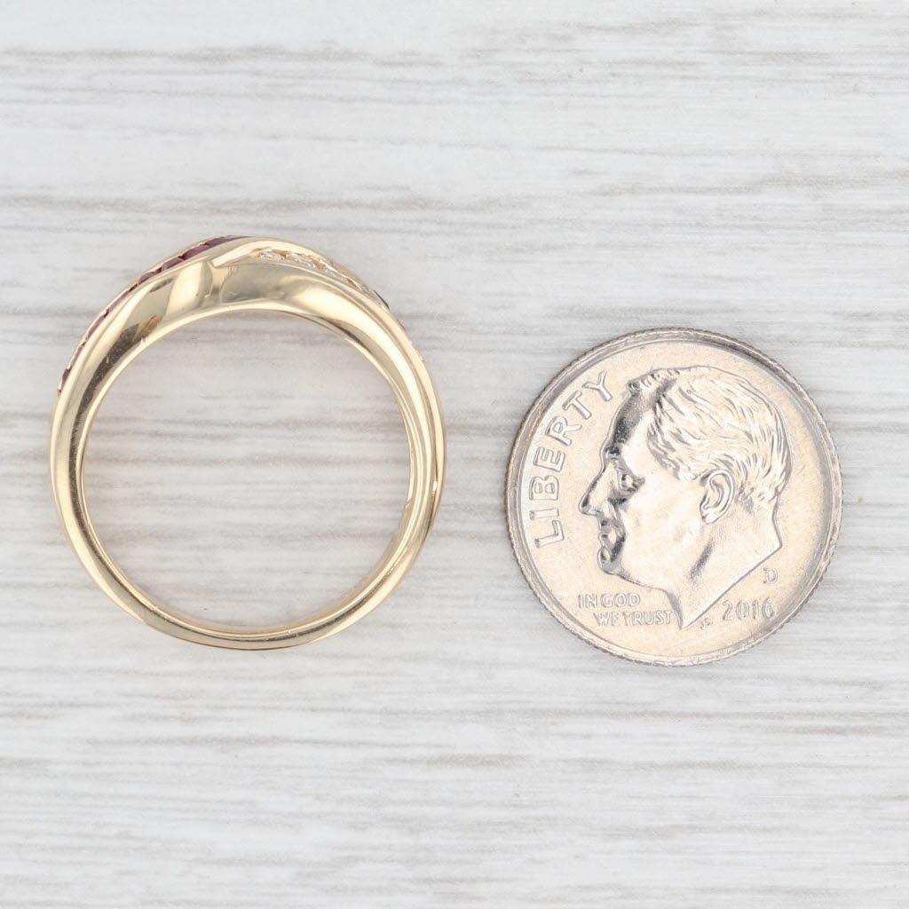 Anello sagomato con diamante e rubino da 1,04 carati in oro giallo 14k misura 6,5 in vendita 2