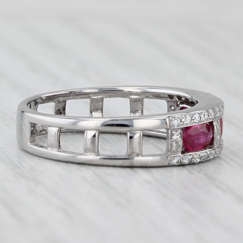 Informations sur les pierres précieuses :
- Rubis naturels -
Total des carats - 0.94ctw
Taille - Brilliante ovale
Couleur - Rouge
Traitement - Amélioré de routine 

- Diamants naturels -
Total des carats - 0.10ctw
Taille - Brilliante ronde
Couleur -