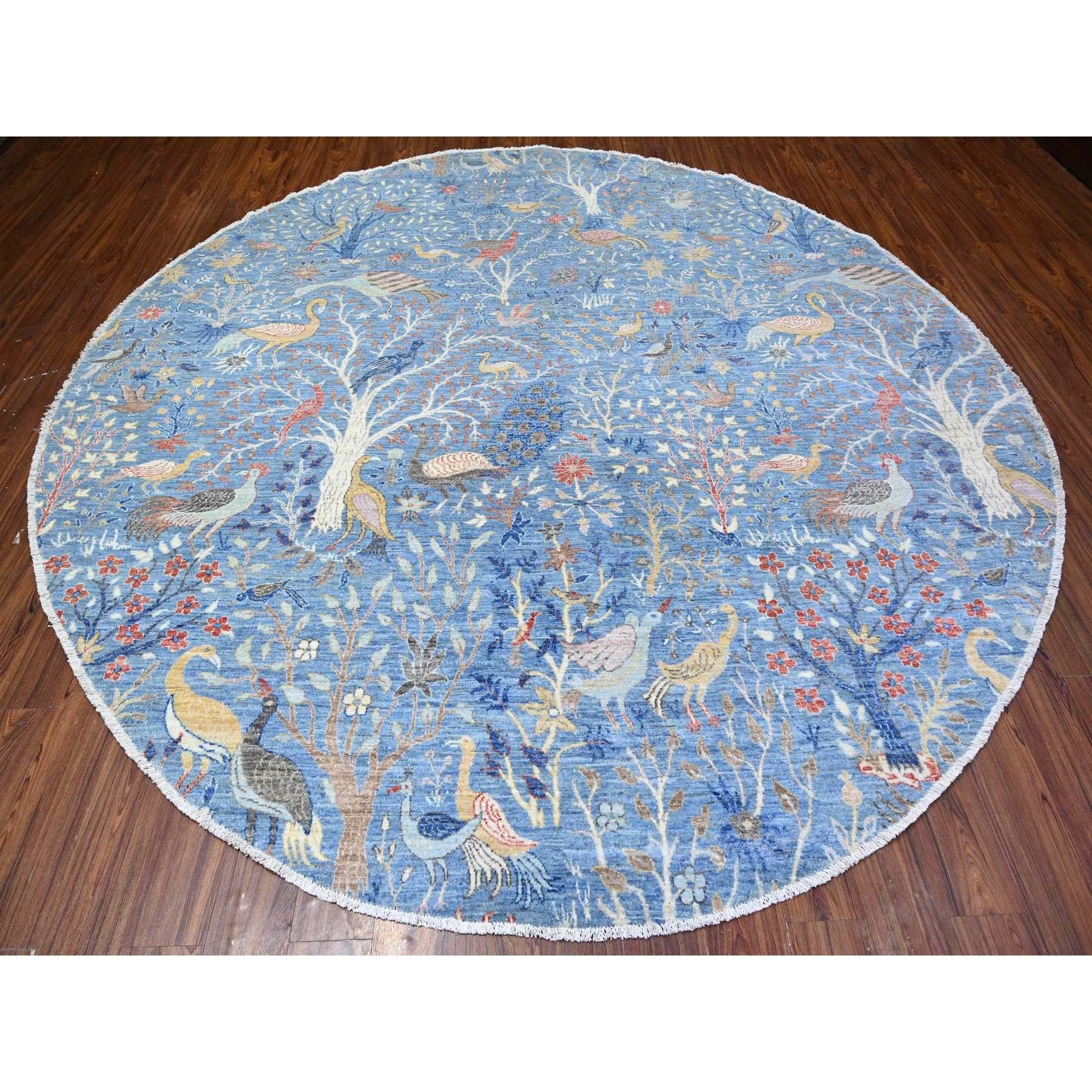Rotblau, Handgeknüpft, Bio-Wolle, Afghanischer Peschawar mit Paradiesvögeln, Pflanzenfarben, Rund, Orientteppich
Primäre MATERIALIEN: Wolle
Latex: Kein Flor 
Höhe: 0,25 Zoll
Stil: Transitional
Grundfarbe: Blau
Sekundäre Farben: Rot, Rosa, Gelb,