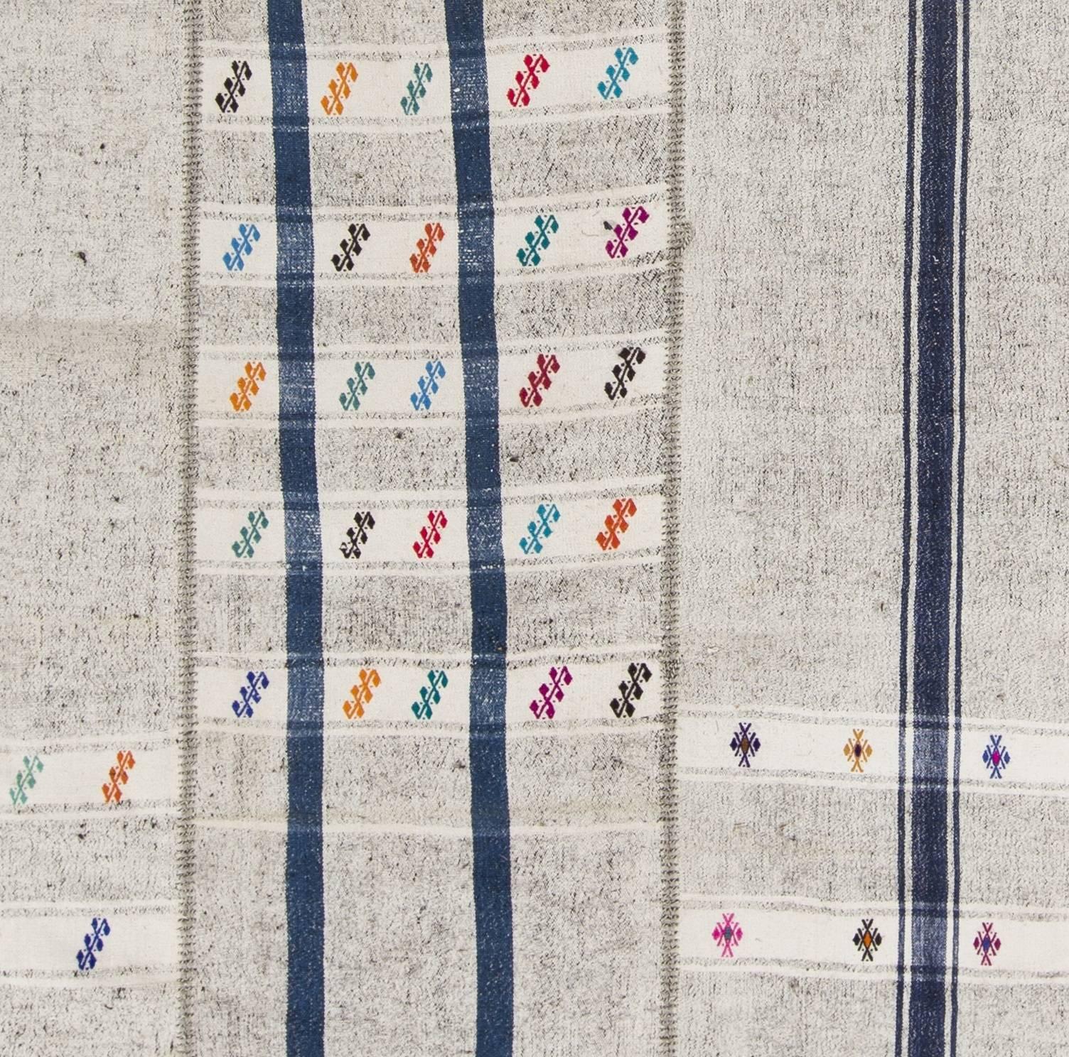 Ein großer, dekorativer türkischer Flachgewebe-/Kilim-Patchwork-Teppich mit einer minimalistischen Ästhetik, der aus handgewebten und handgenähten Vintage-Kelim-Stücken besteht, die einzeln gestreifte, einfarbige, karierte und Wasserlauf-Motive vor
