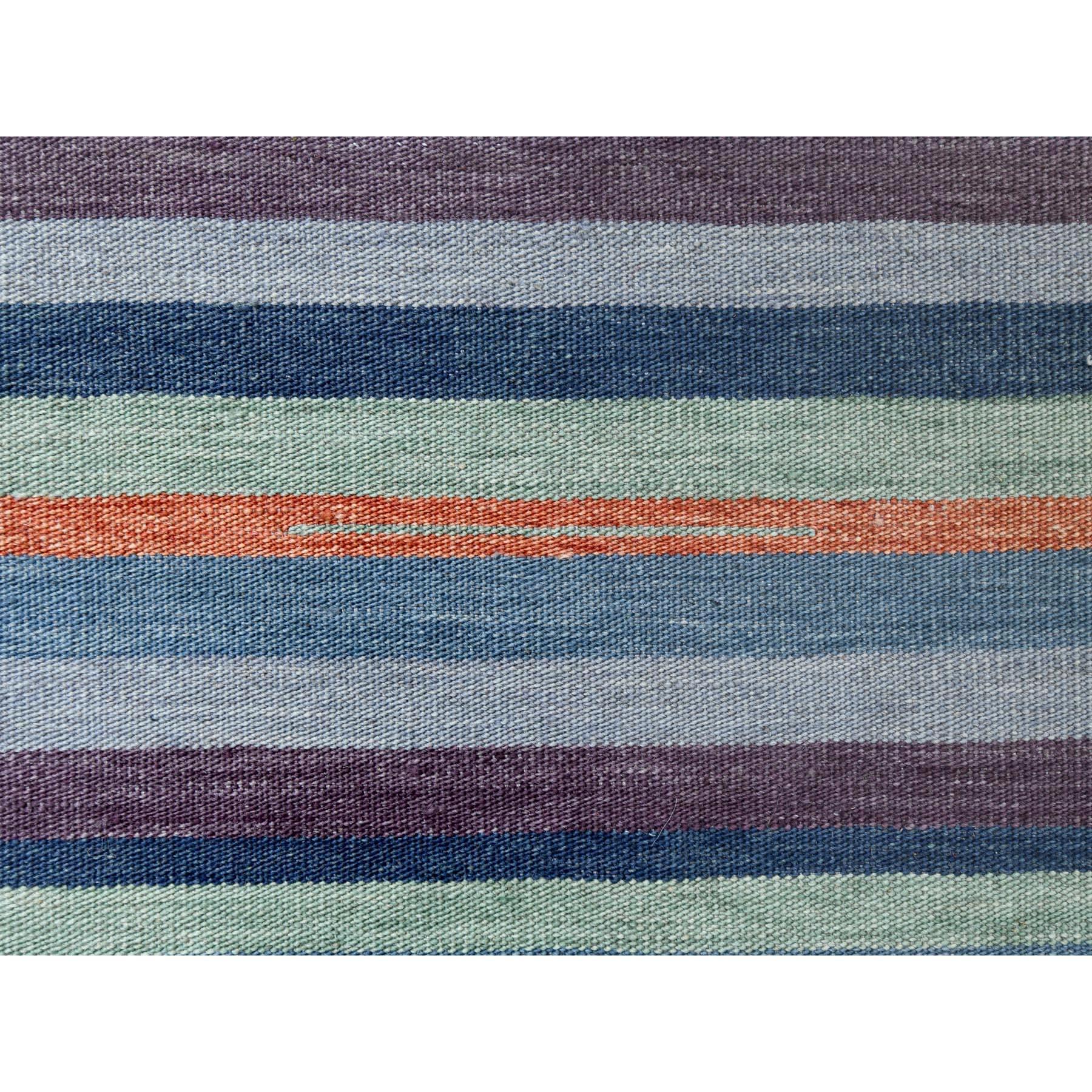 Dies ist eine wirklich echte one-of-a-kind Flat Weave Kilim Stripe Design reine Wolle Hand gewebt Reversible orientalischen über Größe Teppich. Es wurde monatelang in jahrhundertealten Webtechniken von erfahrenen Kunsthandwerkern gewebt.
Primäre