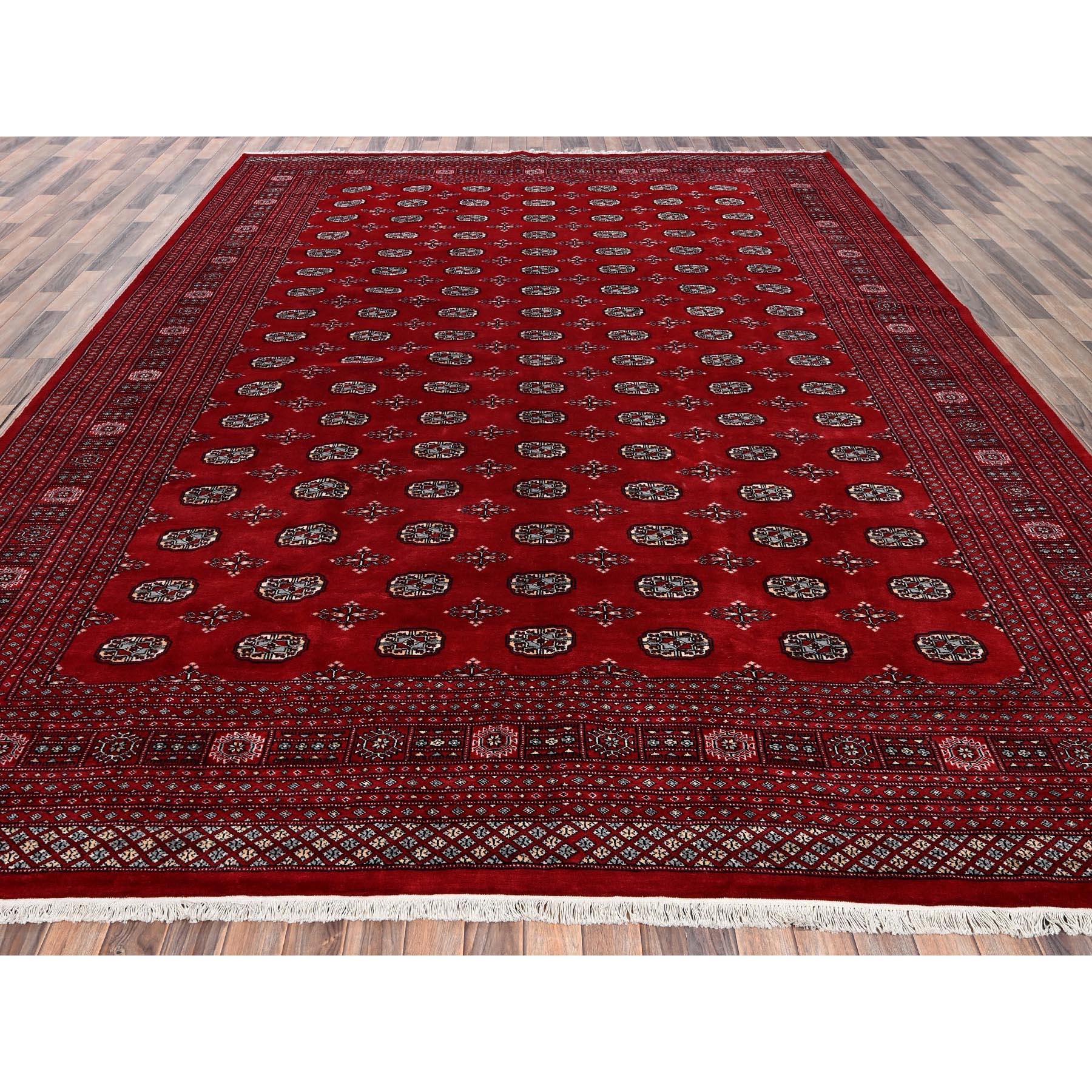 Kirschrot, Prinzessin Bokara mit Stammesmedaillons, pflanzlich gefärbt, weiche und glänzende Wolle, handgeknüpft, Orientteppich
Primäre MATERIALIEN: Wolle
Latex: Kein Flor 
Höhe: 0,25 Zoll
Stil: Traditionell
Grundfarbe: Rot
Sekundäre Farben: Blau,